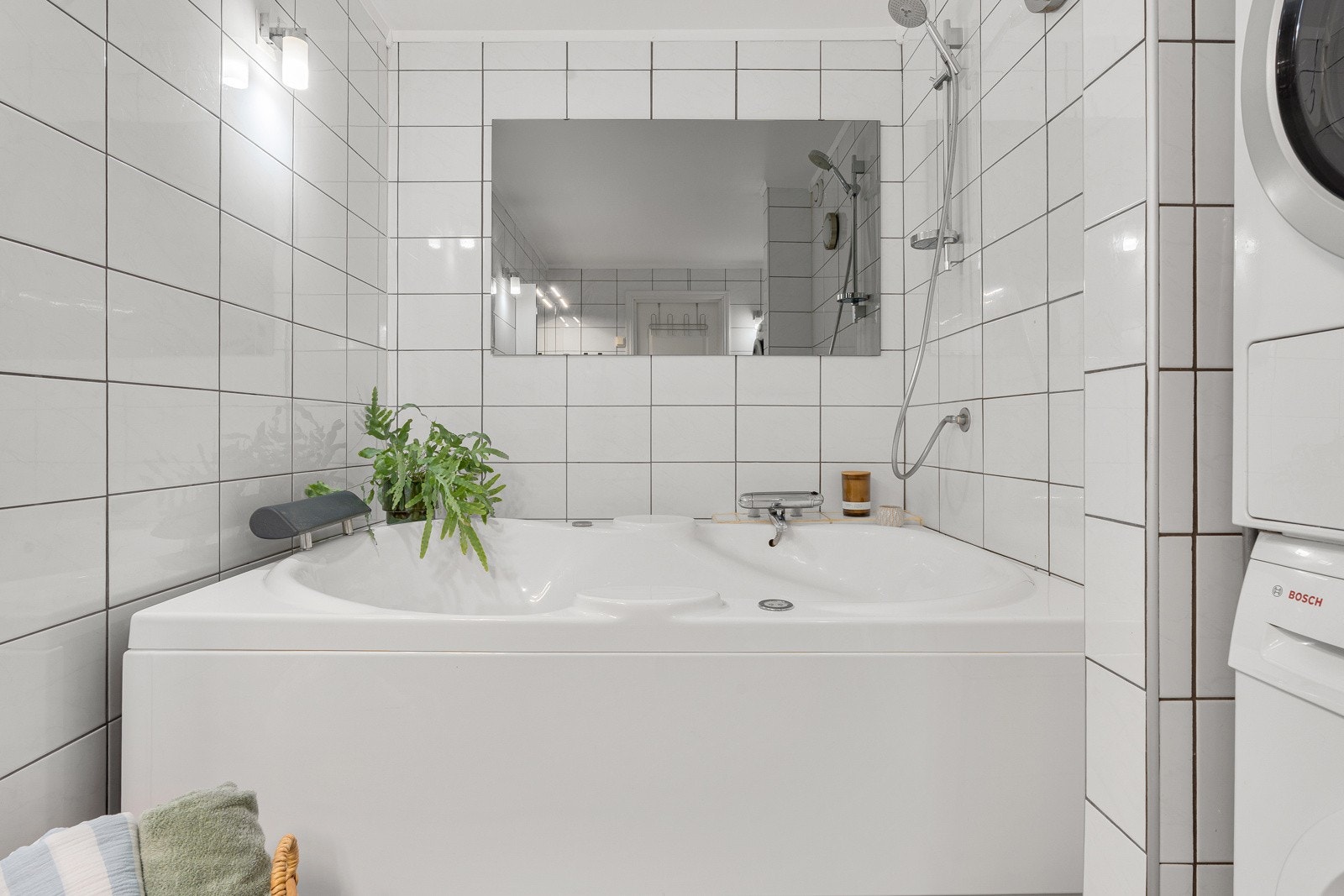 Innbydende badekar som inviterer til avslappende stunder og hverdagsluksus.