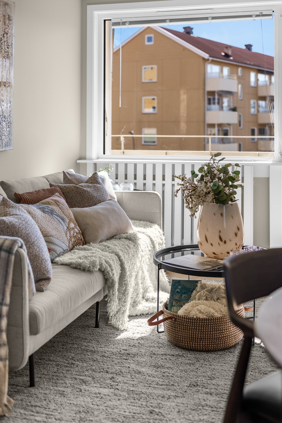 De store vindusflatene gir rikelig med naturlig lys inn i oppholdsrommet. Galleribilde
