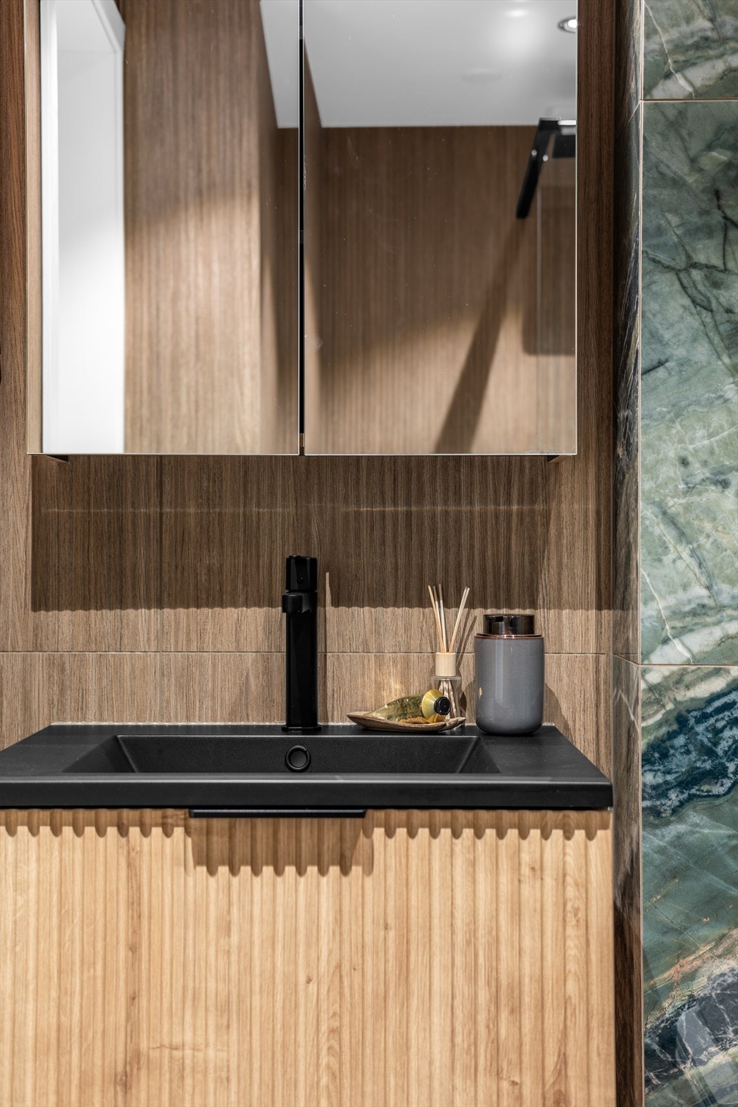 Alt elektrisk arbeid i leiligheten, inkludert på badet, er utført av Norsk Standard Elektro AS i 2026. Galleribilde