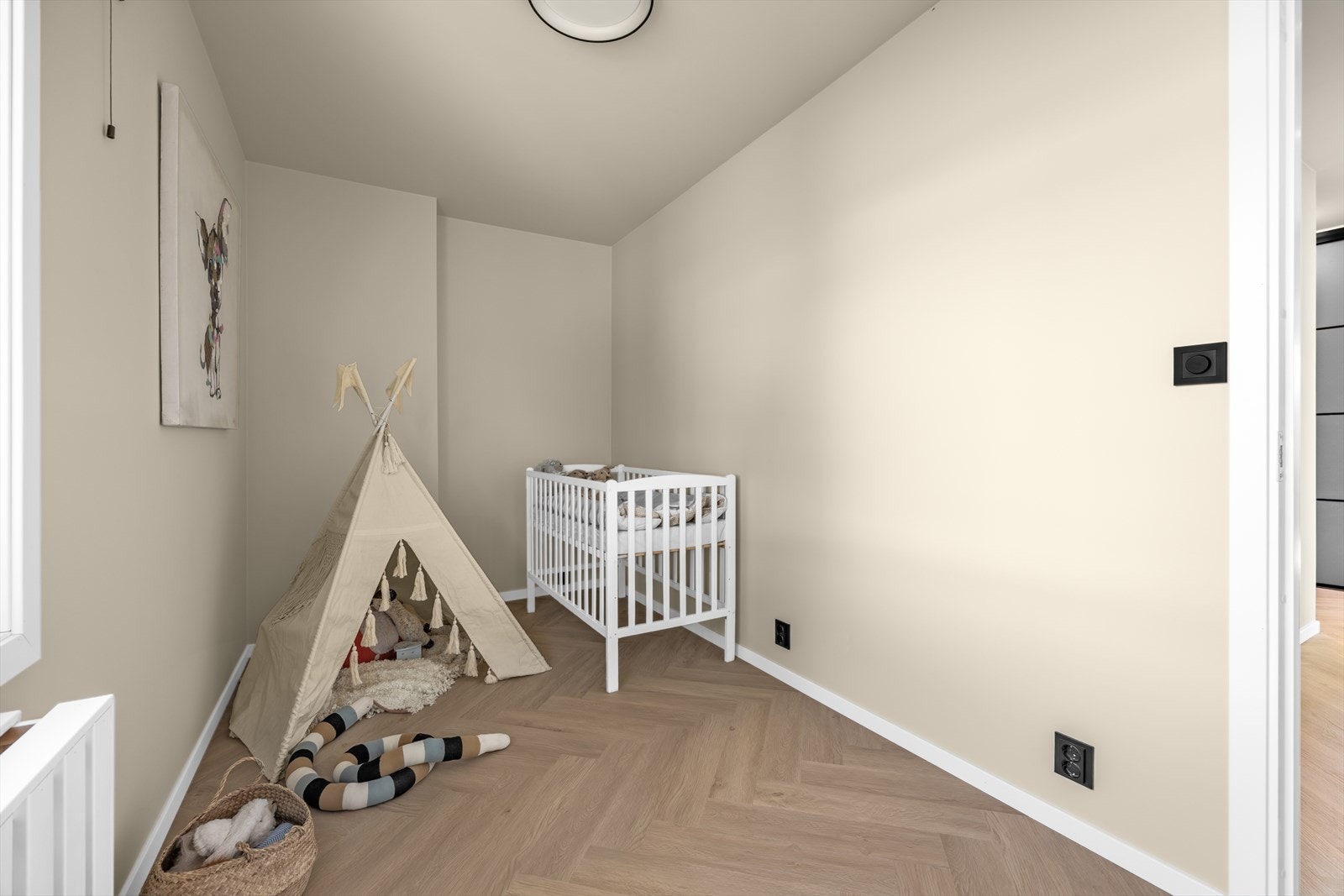 Rommet har, som resten av leiligheten, laminat på gulvet og malte, slette vegger. Galleribilde