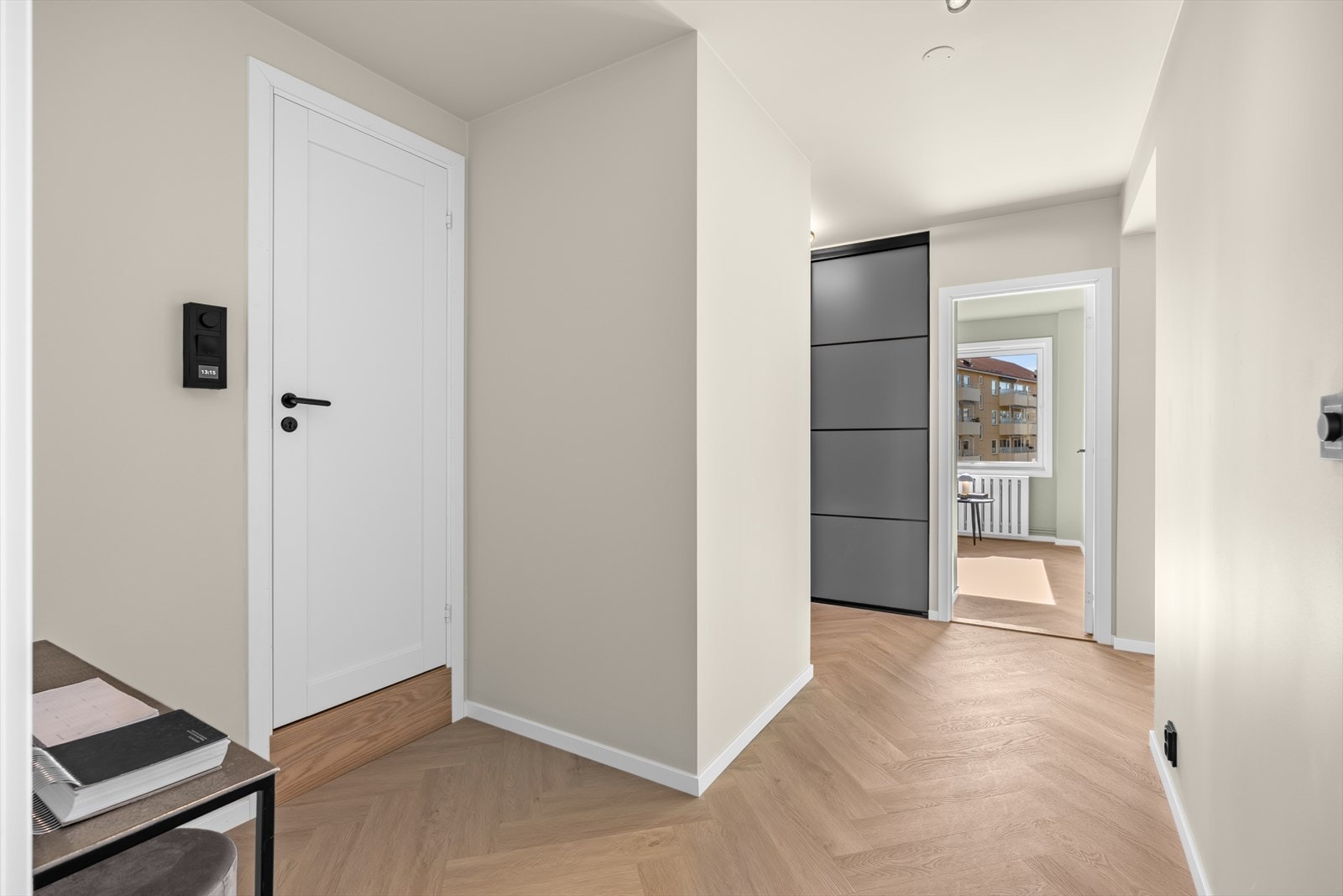 Fra gangen er det tilgang til alle rom. Overflatene i leiligheten ble fornyet i 2026, med malte vegger og himlinger. Galleribilde