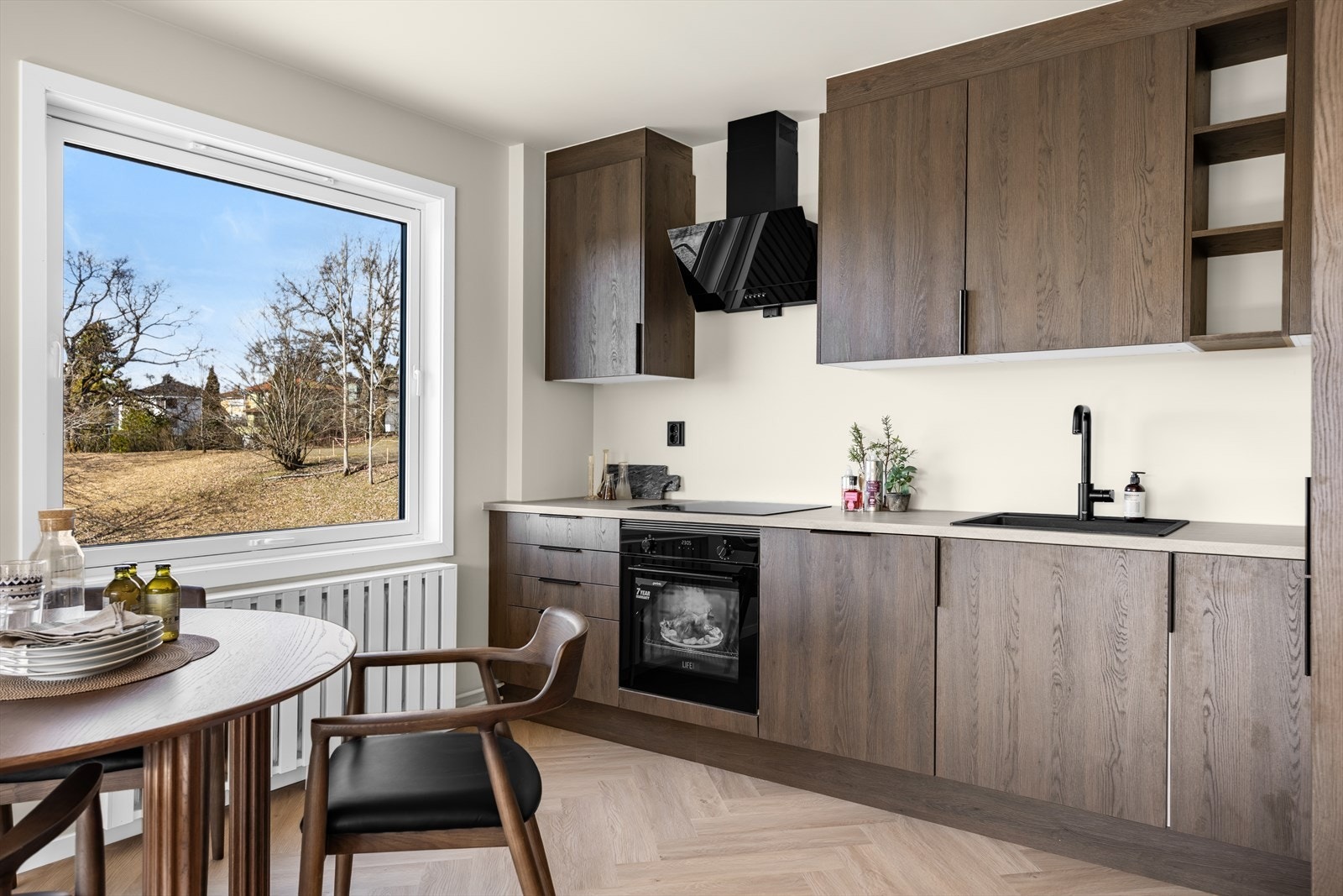 Kjøkkenet ble totalrenovert i 2026 og har en moderne innredning med integrerte hvitevarer og laminat benkeplate. Galleribilde