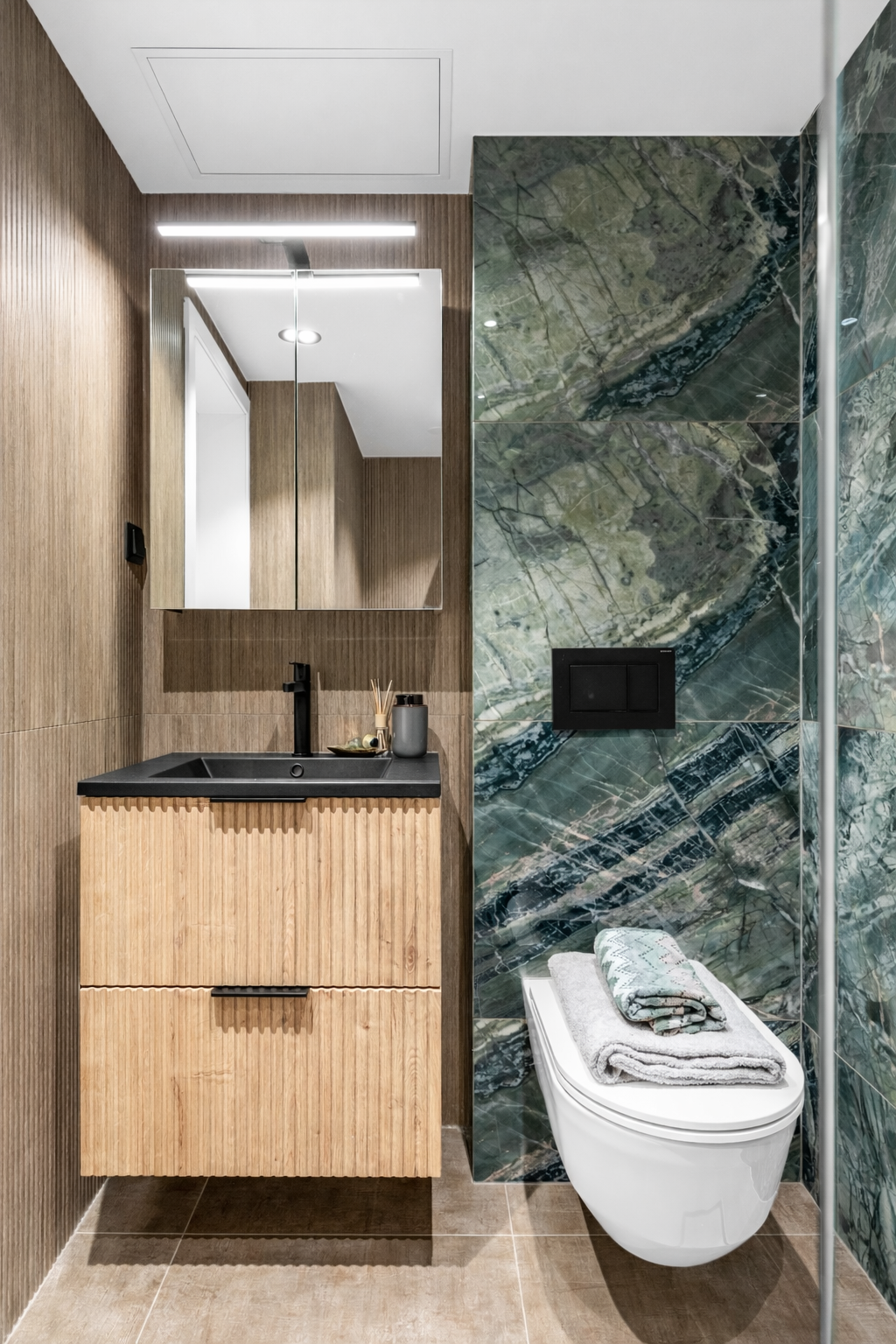 Badet er elegant og tidsriktig, totalrenovert i 2026 med flislagte overflater og elektriske varmekabler i gulvet. Galleribilde