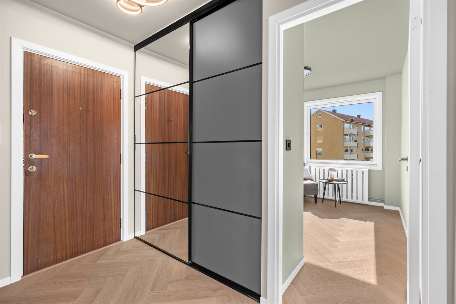 En romslig skyvedørsgarderobe i gangen gir gode oppbevaringsmuligheter for yttertøy og sko. Galleribilde