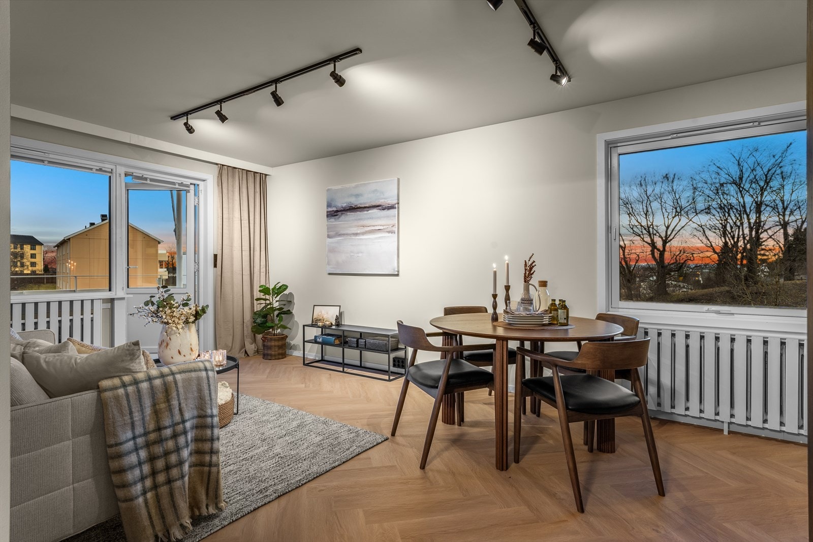 Velkommen til Traverveien 35- en nyoppusset 4-roms leilighet med gjennomgående planløsning og moderne standard! Galleribilde