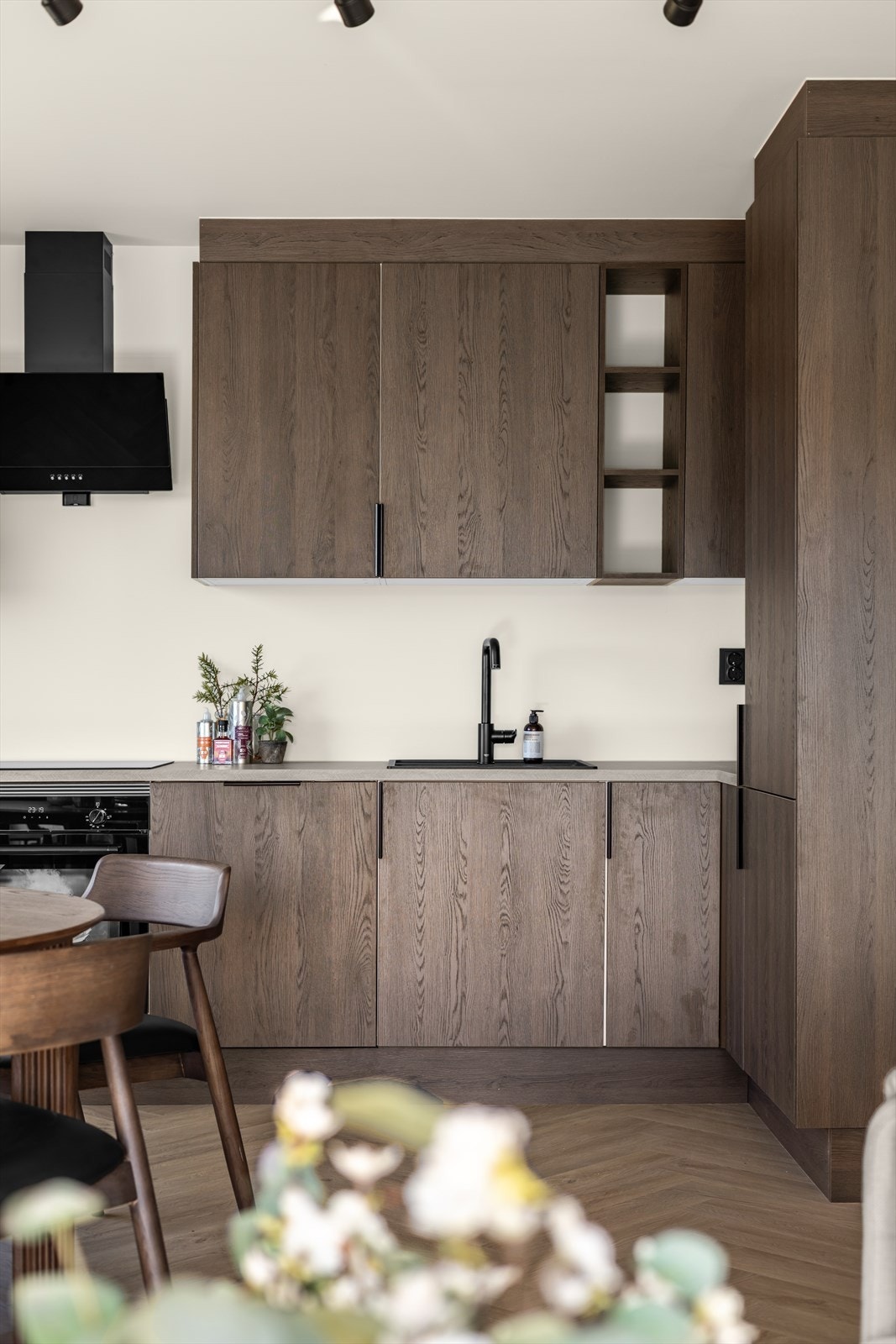 Kjøkkenet har integrert kjøl/fryseskap, oppvaskmaskin, platetopp og stekeovn. Galleribilde