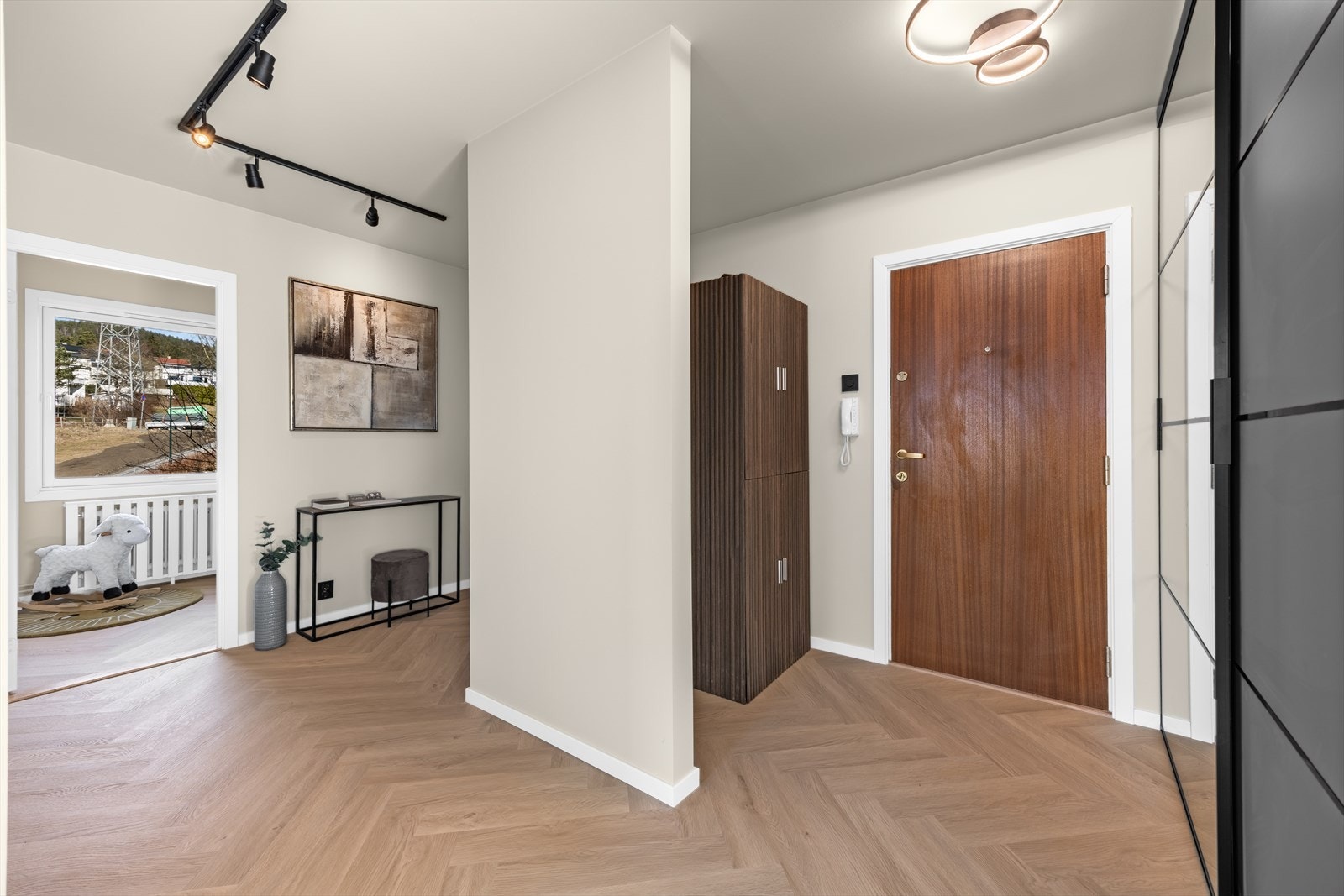 Inngangspartiet er innbydende med brann- og lydklassifisert entrédør og gjennomgående laminatgulv. Galleribilde