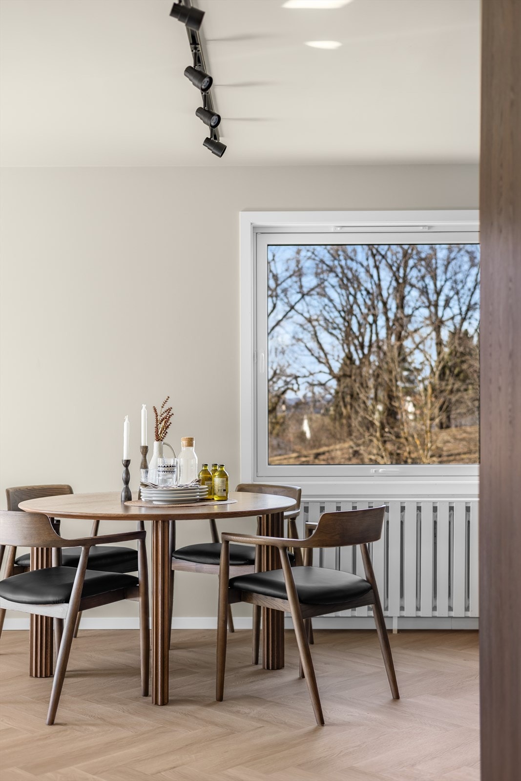 Gjennomgående materialvalg og farger skaper en helhetlig og harmonisk bolig. Galleribilde