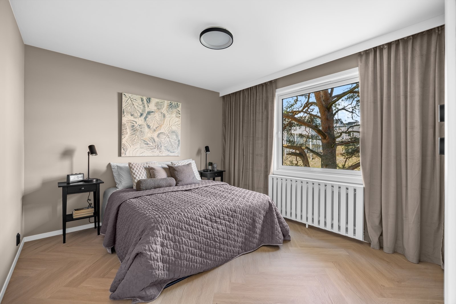 Leiligheten har tre soverom. Dette rommet har god plass til seng og garderobeløsning. Galleribilde