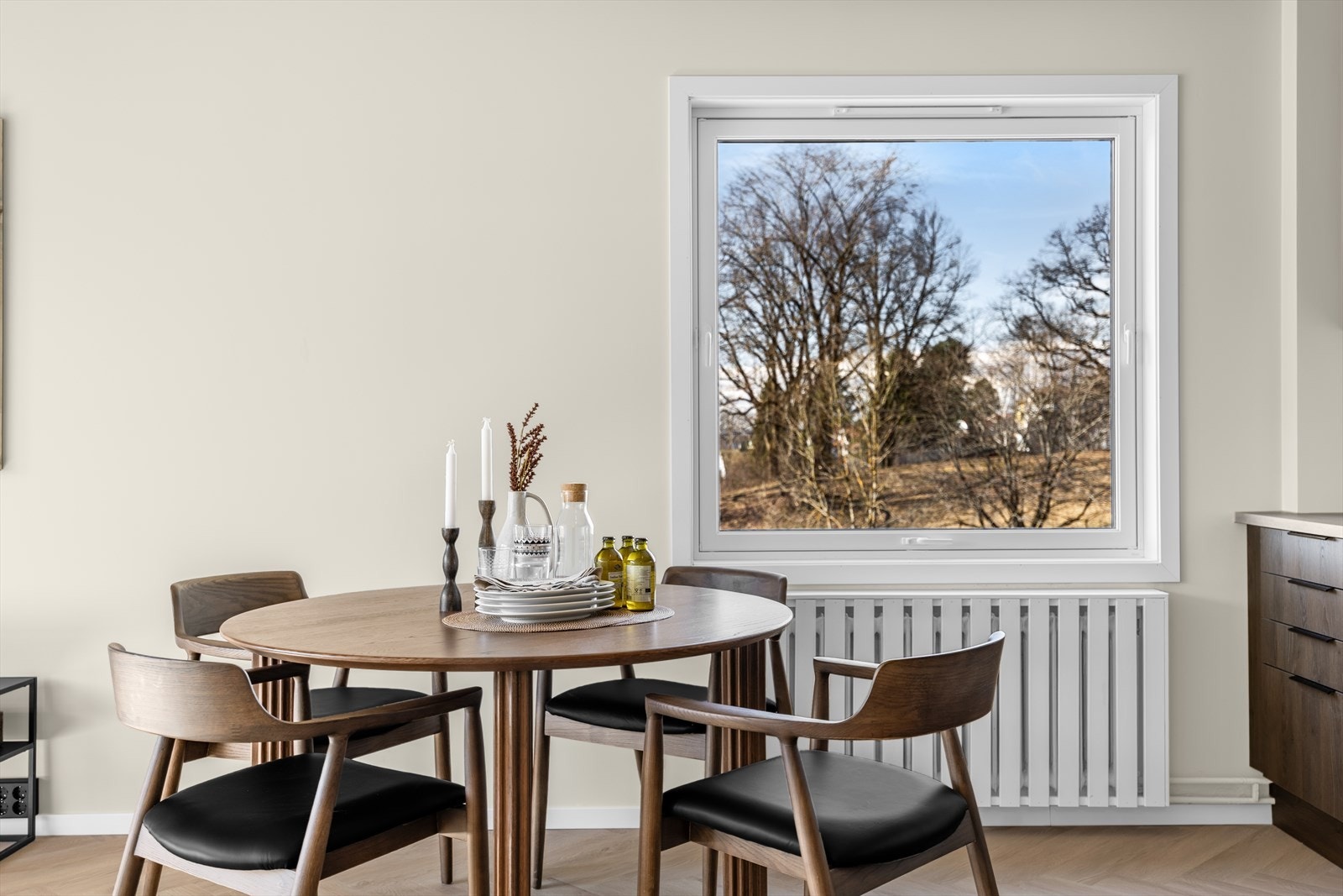 Spiseplassen er naturlig integrert i den åpne løsningen, med plass til hyggelige måltider. Galleribilde