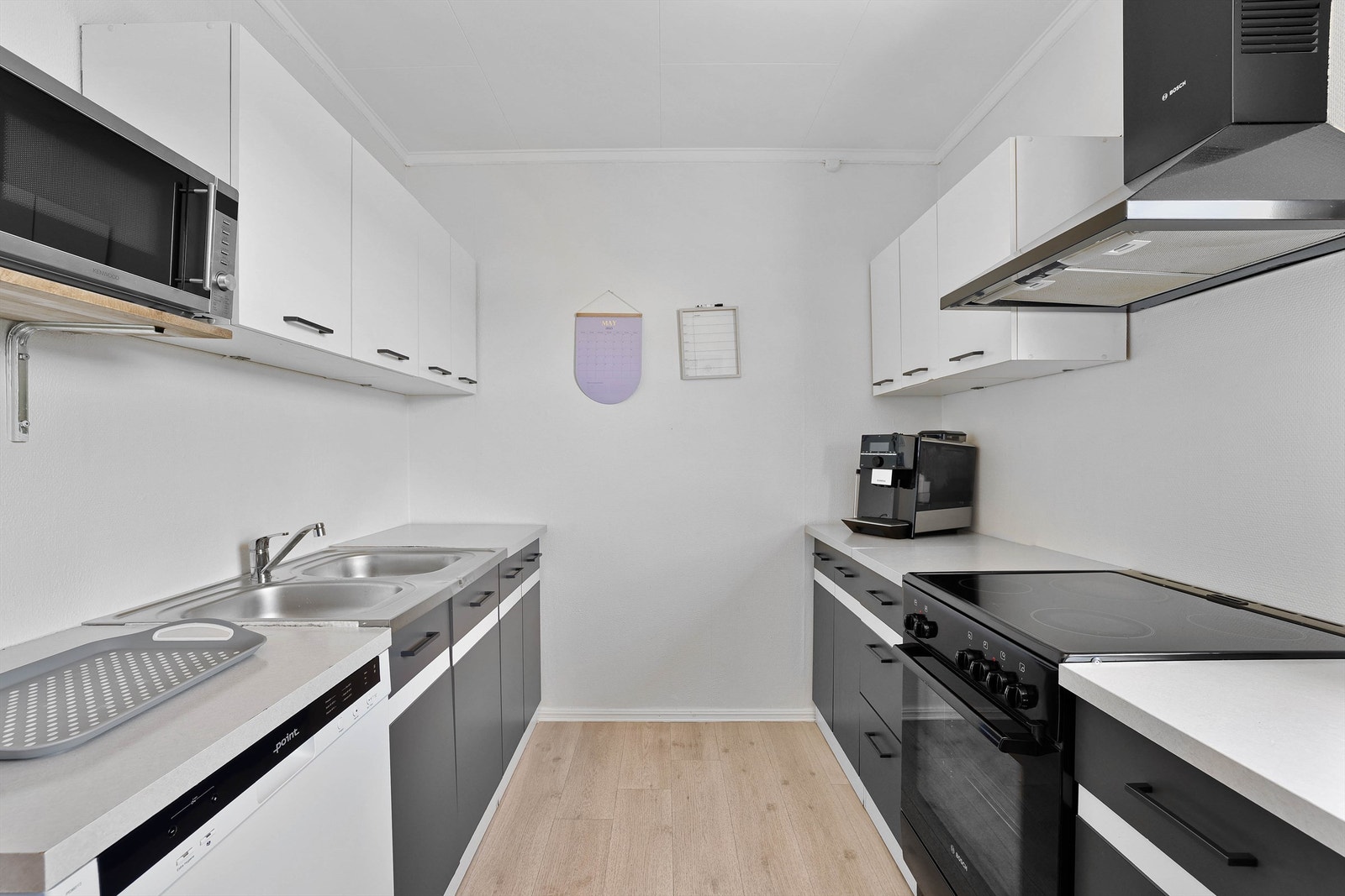 Kjøkkenets over 8 kvm. er et godt utgangspunkt for en ny og enda mer omfangsrik innredning om dagens skiftes helt eller delvis ut. Galleribilde