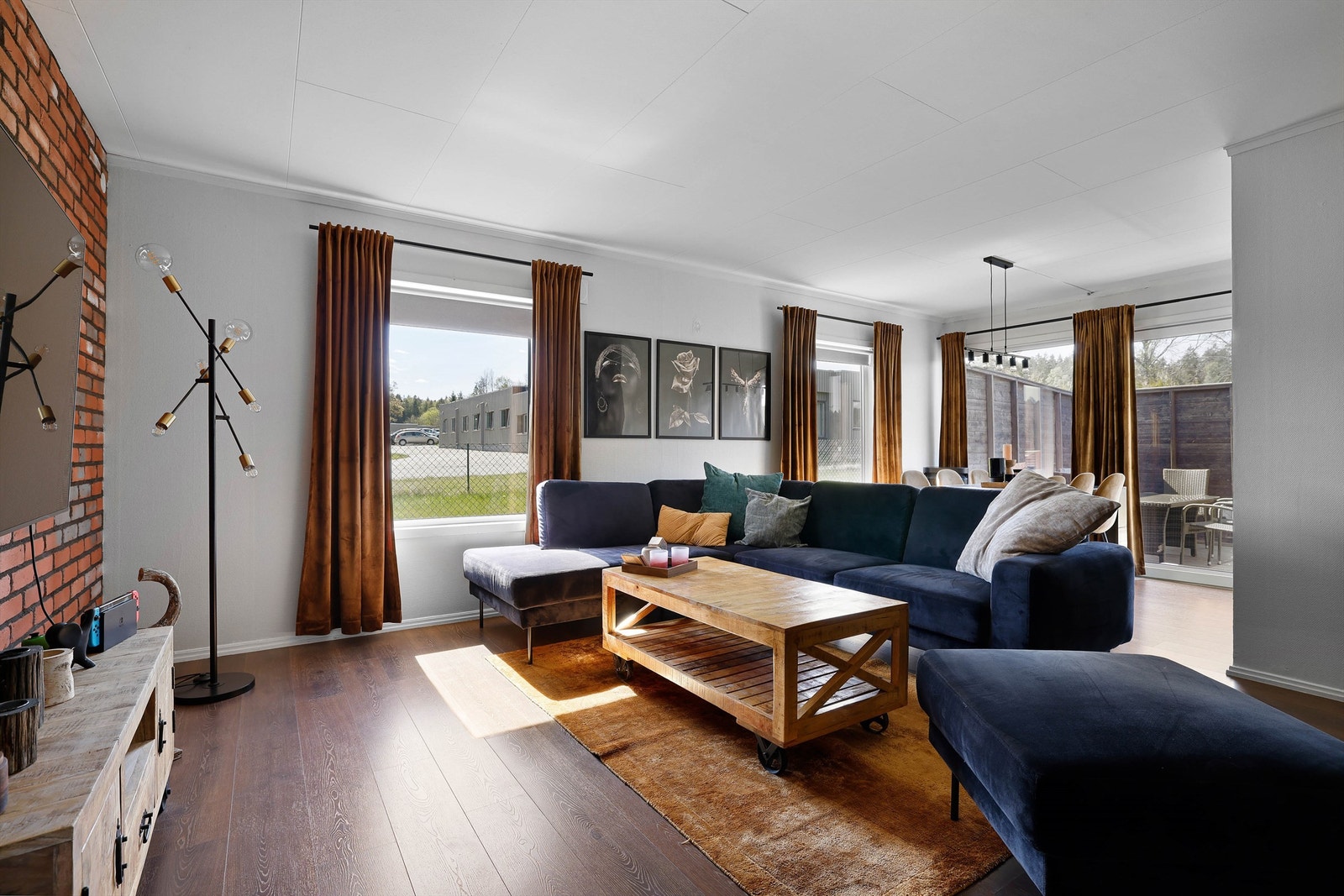 Siden 2016 er det utført oppussing i samtlige rom, blant annet i stuen hvor også nye vinduer er satt inn. Galleribilde