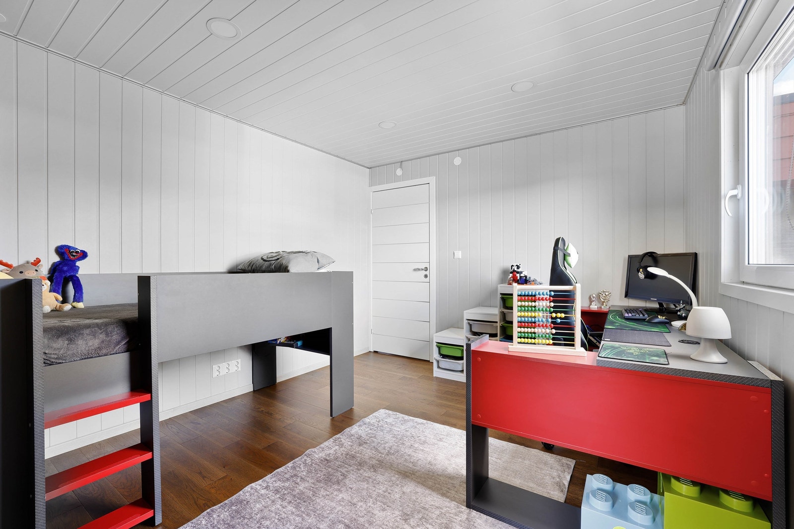 Med ca. 11 kvm. utgjør dette boligens naturlige hovedsoverom, men benyttes i dag som et stort barne-/lekerom. Galleribilde