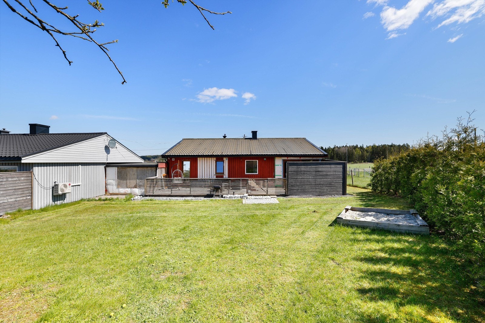 Boligen har alt på én flate og er i senere år vesentlig påkostet med blant annet tilbygg og utskiftninger innvendig. Galleribilde