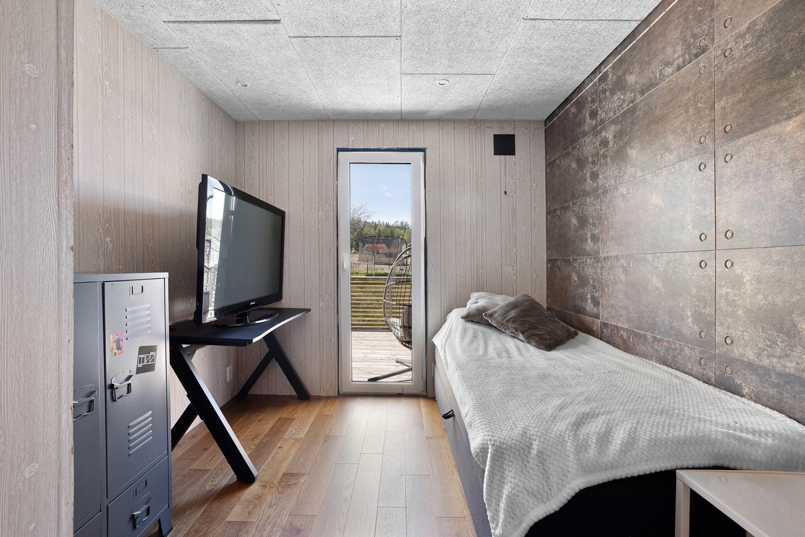 Boligen inneholder i dag to godkjente soverom, deriblant dette med vindu som kan åpnes mot terrassen. Galleribilde