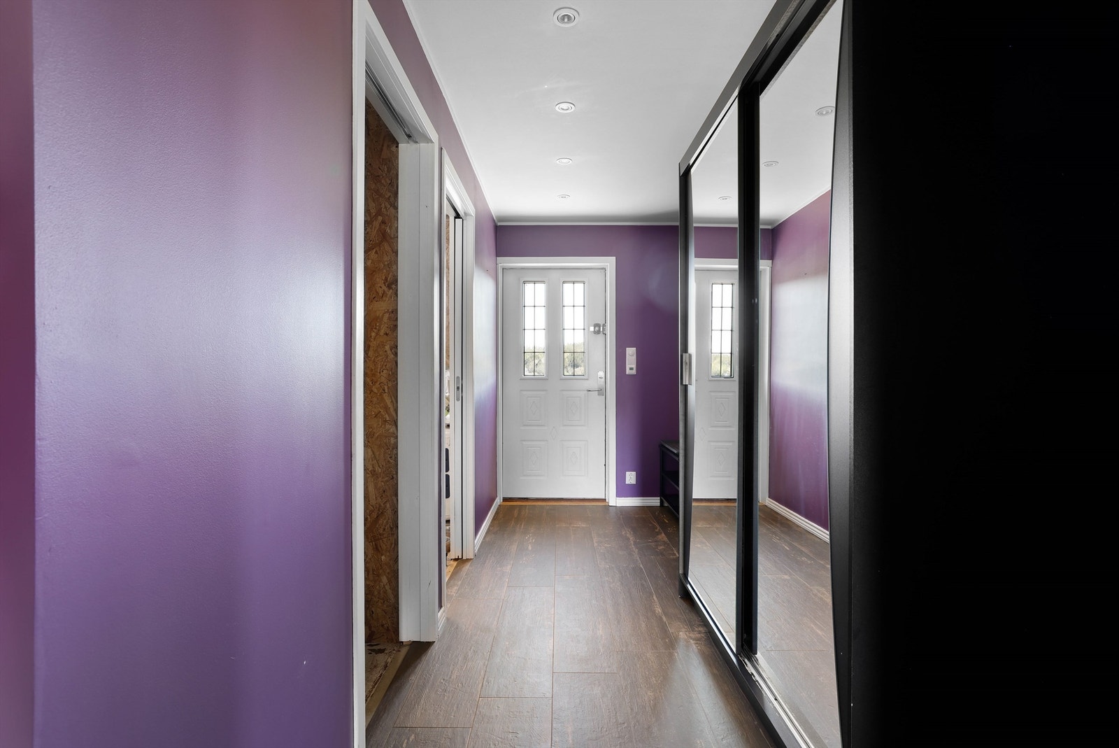 Entreen er utvidet til tilbygget. Også her er det lagt varme i gulvet. Galleribilde