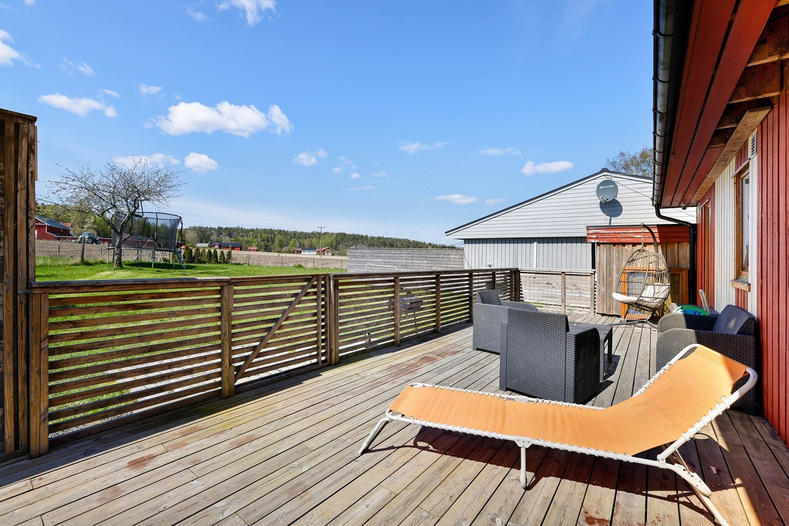 Port i rekkverket gir tilgang til hagen som per definisjon er fellesareal for sameiets seks boligseksjoner. Galleribilde