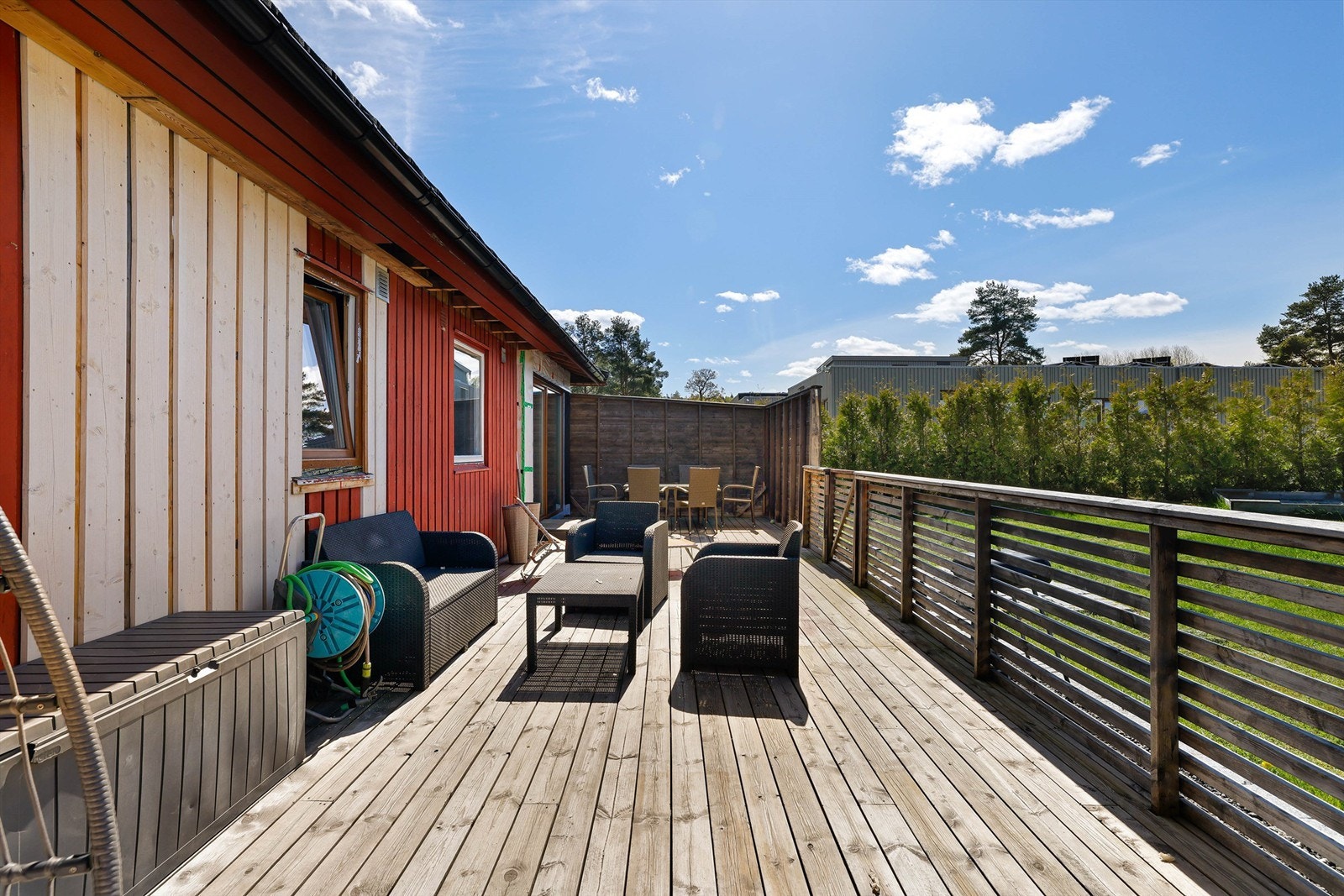 Sommerstid er det sol på terrassen allerede fra midt på dagen og helt frem til den går ned. Galleribilde