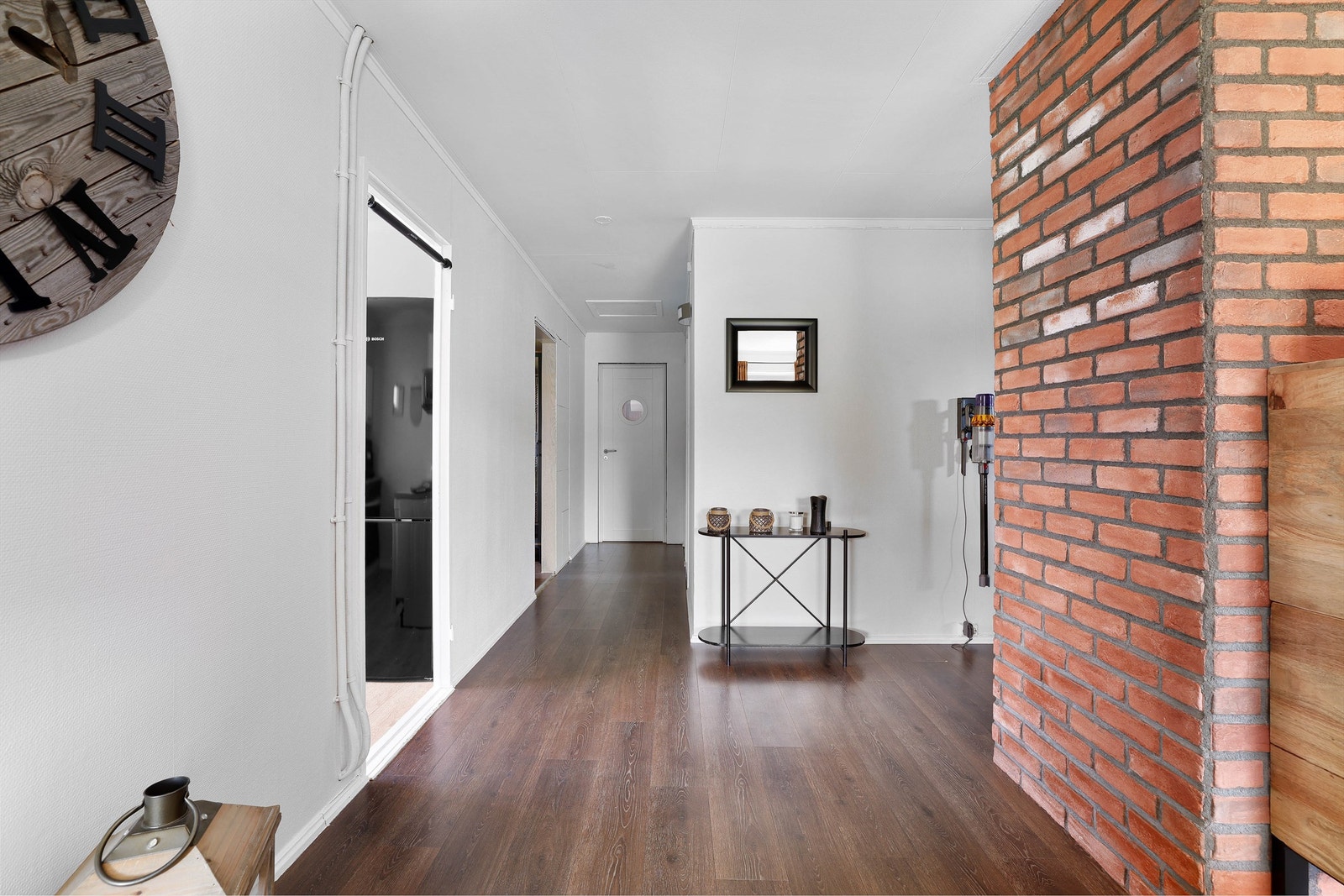 Laminatgulv er lagt gjennomgående fra stuen til gangens indre del, der badet og soverommene er samlet i praktisk nærhet. Galleribilde