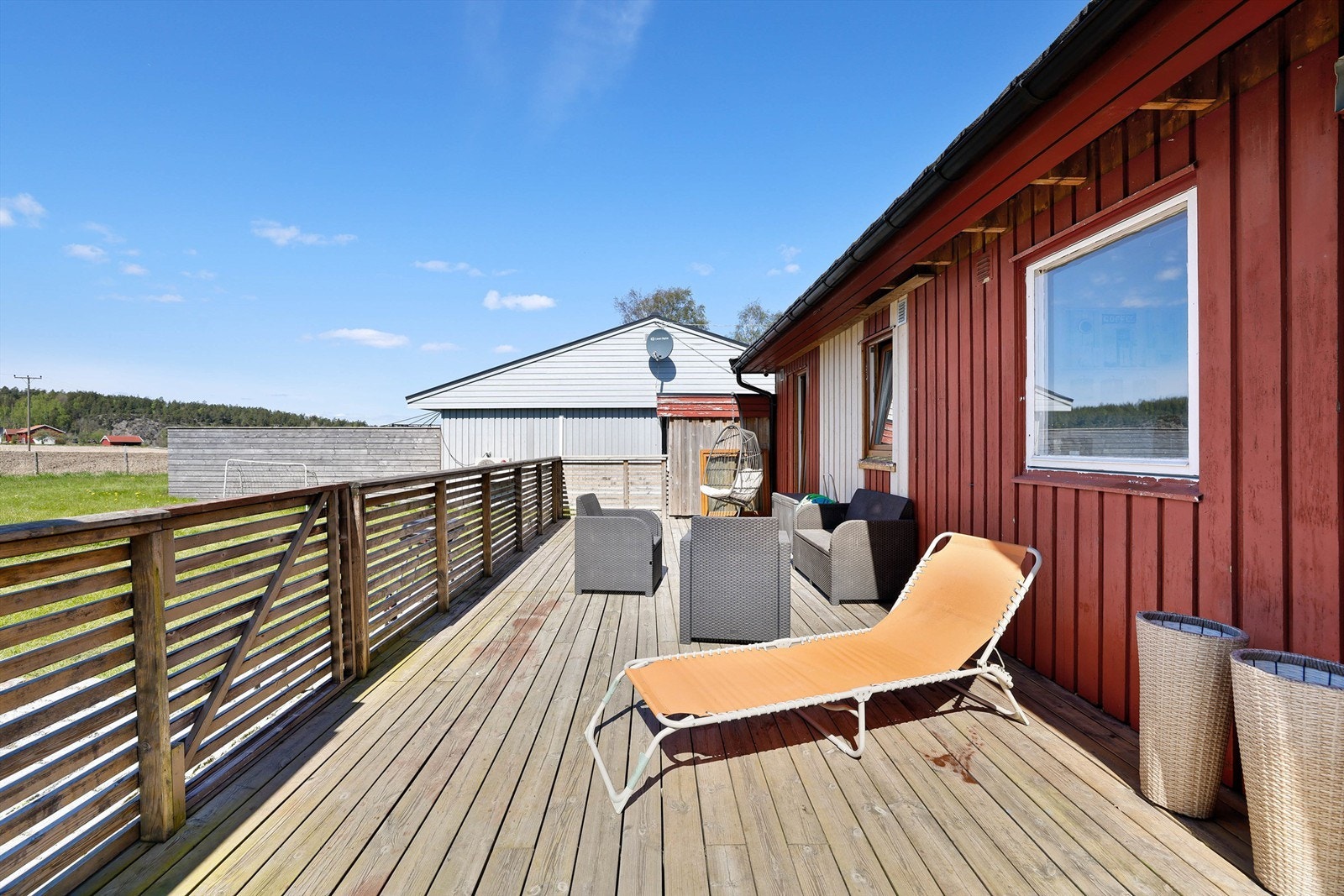 Vestvendt terrasse på over 40 kvm. er nyoppført i senere år. Deler av kledningen er skiftet ut, ytterligere utskiftning bør påregnes. Galleribilde