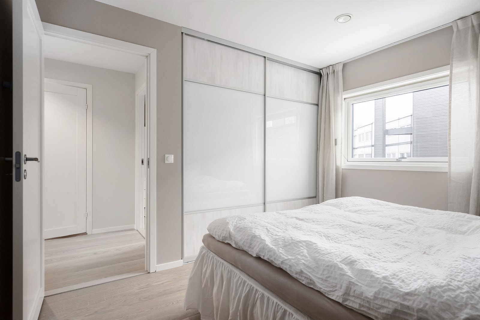 Her er det etablert en innebygget skyvedørsgarderobe som sikrer god oppbevaring. Galleribilde