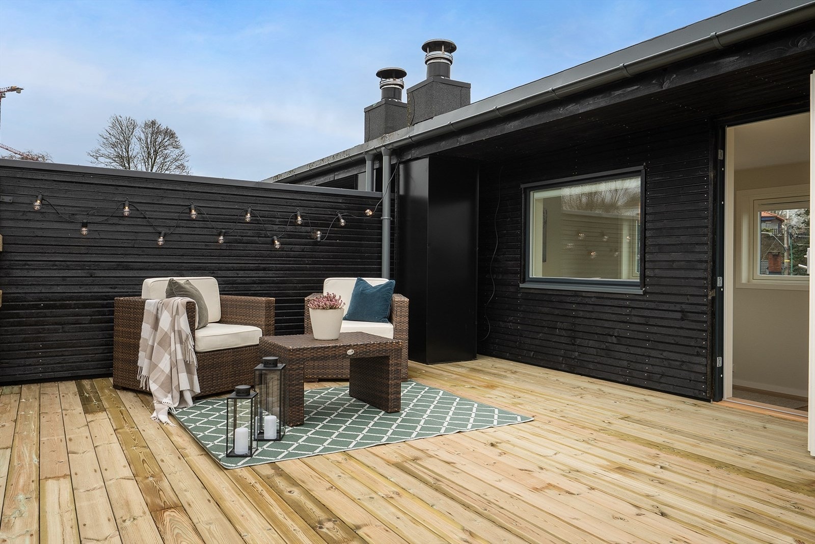 Den romslige takterrassen på ca. 32 m² gir boligen en fantastisk ekstra uteplass med god plass til både sittegruppe, spisebord og beplantning. Galleribilde