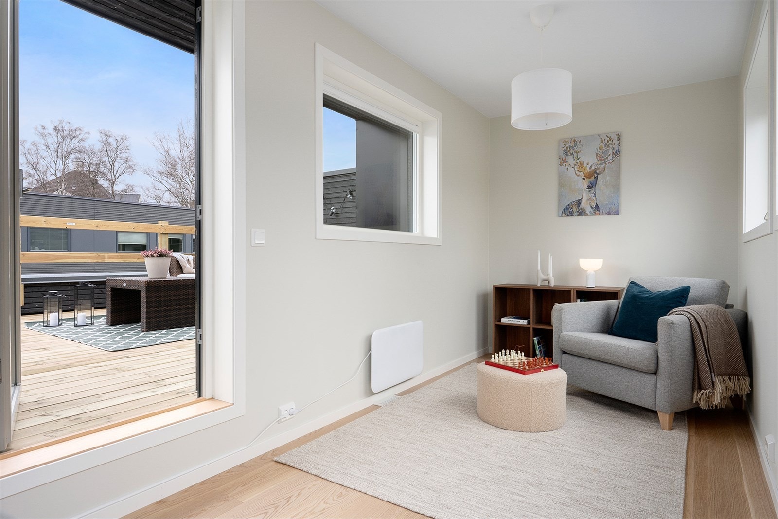 Rommet egner seg perfekt som TV-stue for barna eller et svært hyggelig hjemmekontor. Her har du også utgang til en privat takterrasse. Galleribilde