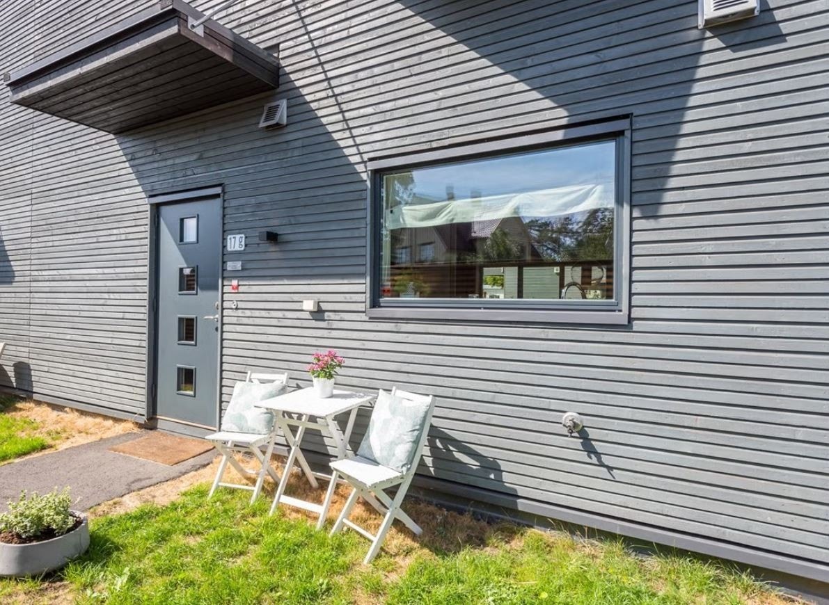 Boligen har et hyggelig inngangsparti som på sommerstid omkranses av grønne omgivelser. SELGERS ARKIVBILDE / Fra gammel annonse Galleribilde
