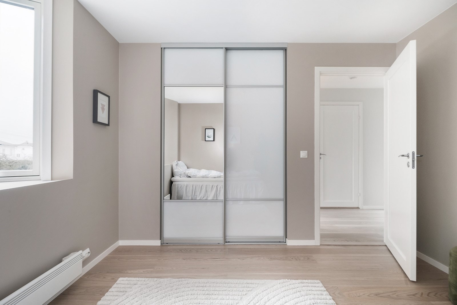 Her også er det etablert en romslig skyvedørsgarderobe. Galleribilde
