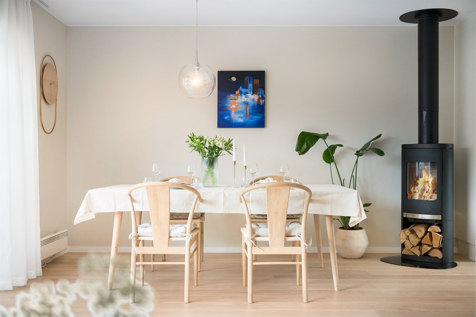 Boligen er utstyrt med balansert ventilasjonsanlegg med varmegjenvinning, med avtrekk fra bad, bod og kjøkken samt lufttilførsel til oppholdsrom. Galleribilde