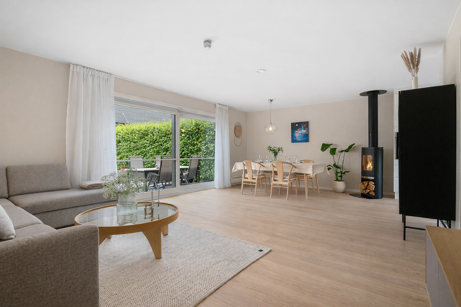 Velkommen til et oppusset og solrikt rekkehus fra 2014 med familievennlig beliggenhet i et meget barnevennlig område (Foto: Diakrit. Det er brukt KI, avvik kan forekomme). Galleribilde