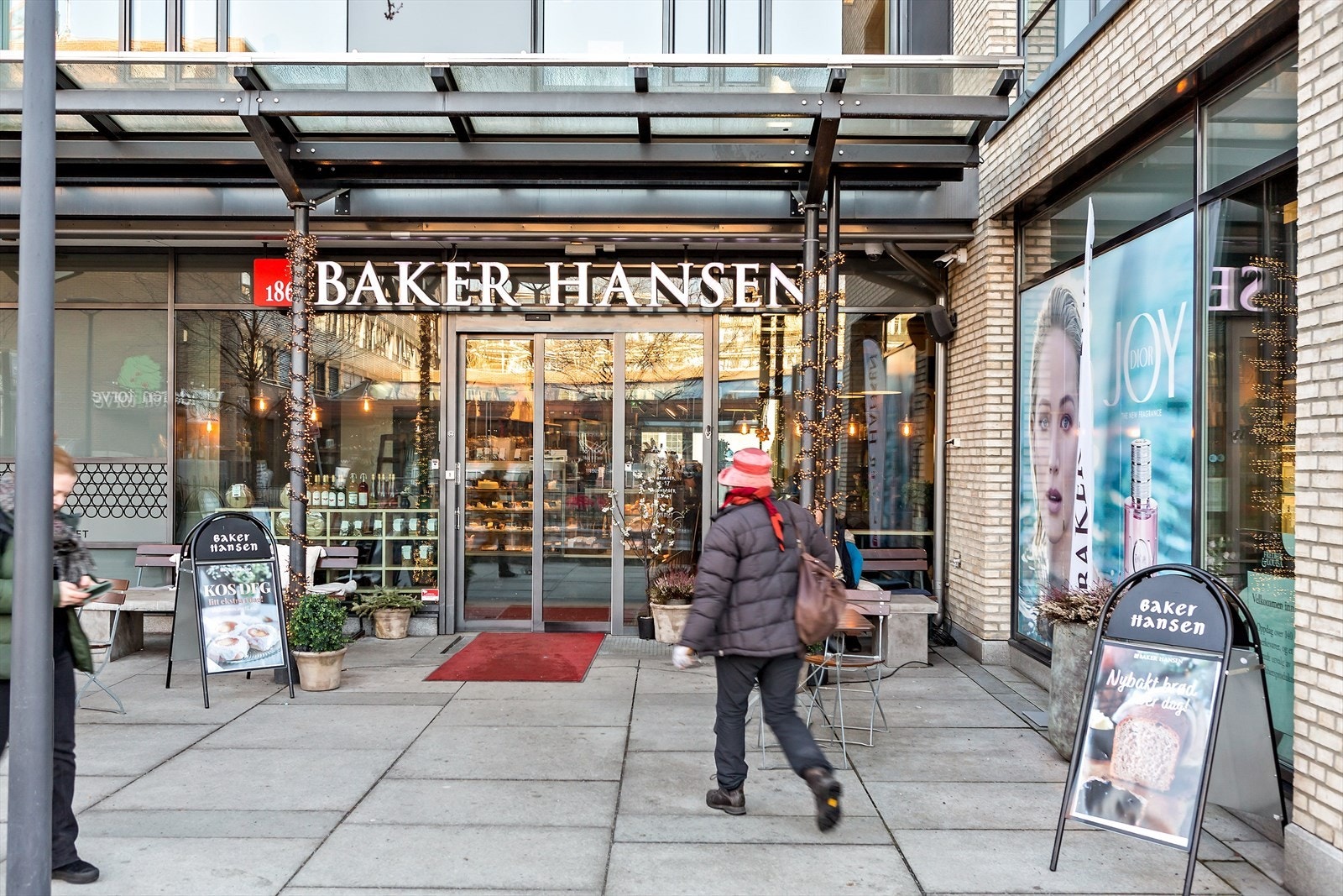 Kun 3-4 min gange finner har Vinderen med t-bane, matbutikker, Baker Hansen, Vinmonopol, SATS, shopping m.m. Galleribilde