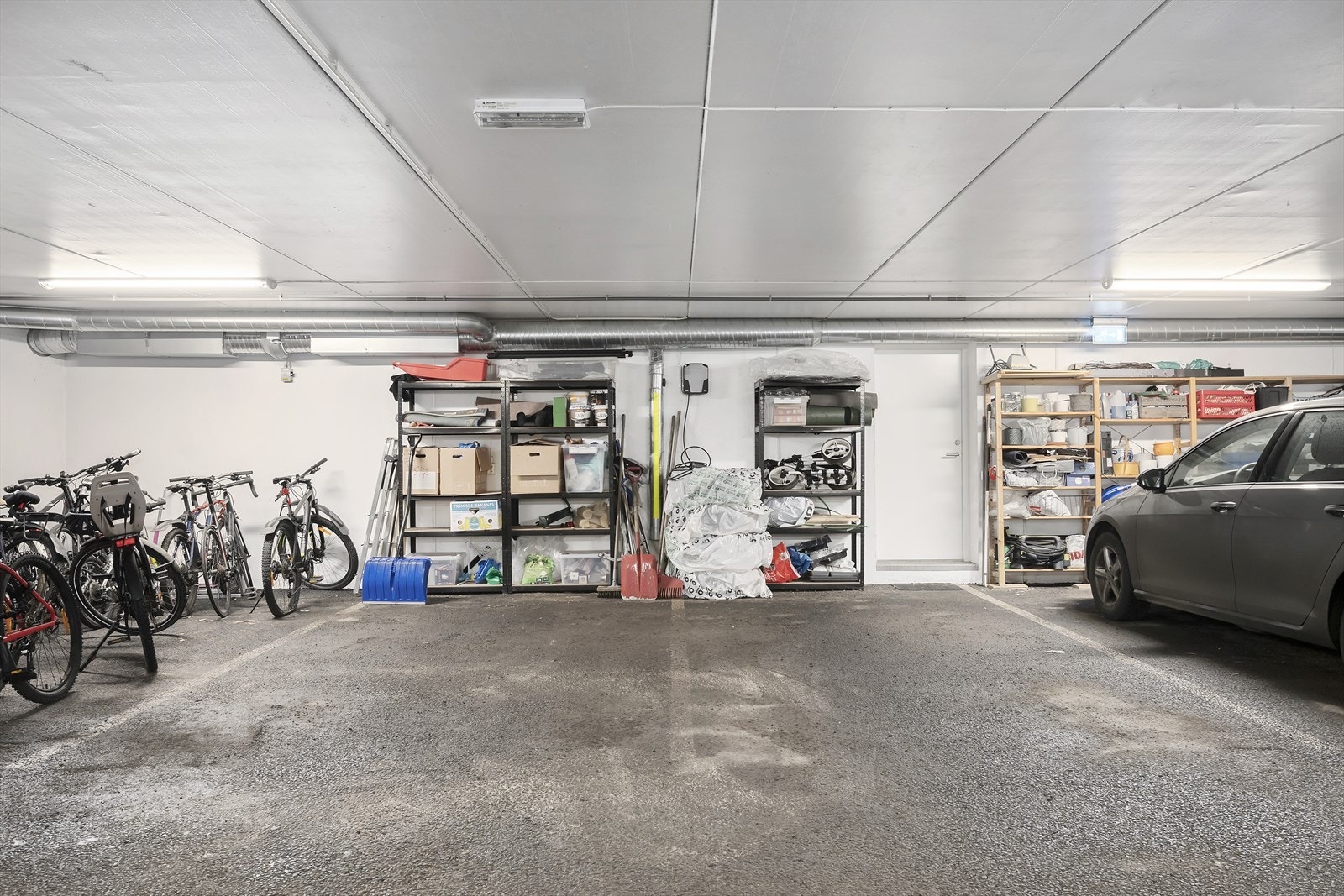 Bruksrett til to garasjeplasser med elbillader i felles garasjekjeller. Det er direkte tilgang fra boligen til garasjen. Galleribilde