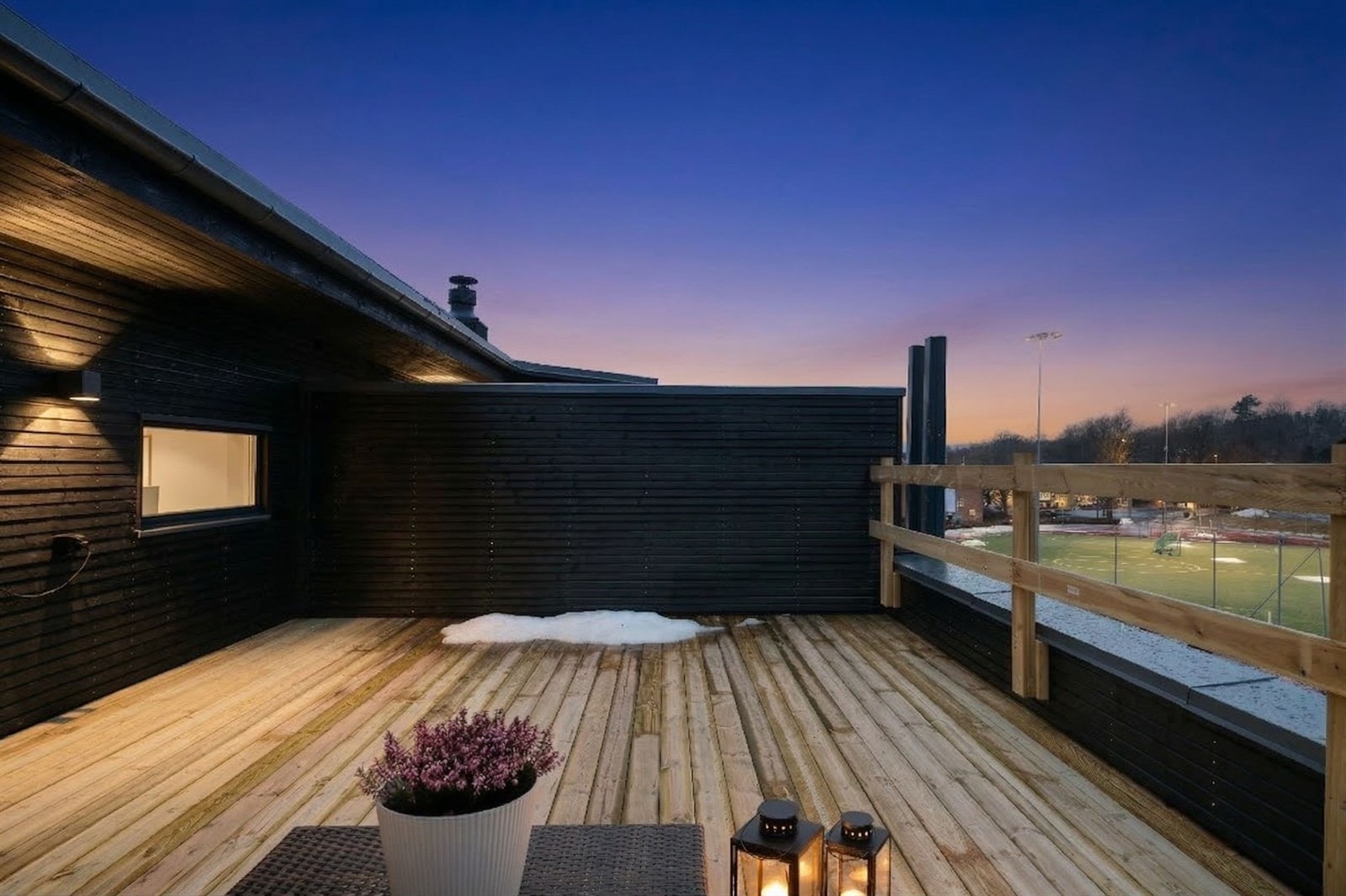 Nytt glassrekkverk blir levert ila kort tid(forsikringssak). .Overflaten er belagt med terrassebord, noe som gir et praktisk og pent uteområde. Galleribilde