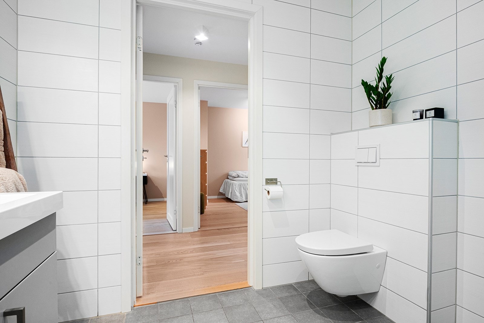 Rommet er innredet med baderomsinnredning med glatte fronter, dusj med innfellbare dører i herdet glass, servant i helstøpt plate, vegghengt toalett med innebygget sisterne samt opplegg for vaskemaskin. Galleribilde