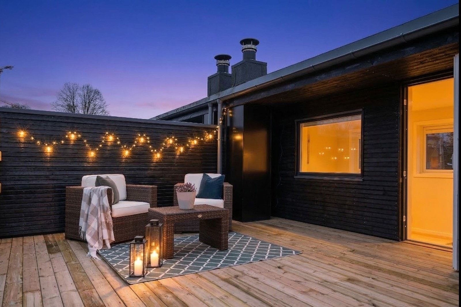 Boligen byr på hage, stor og solrik takterrasse samt to garasjeplasser, og fremstår med en moderne standard. Galleribilde