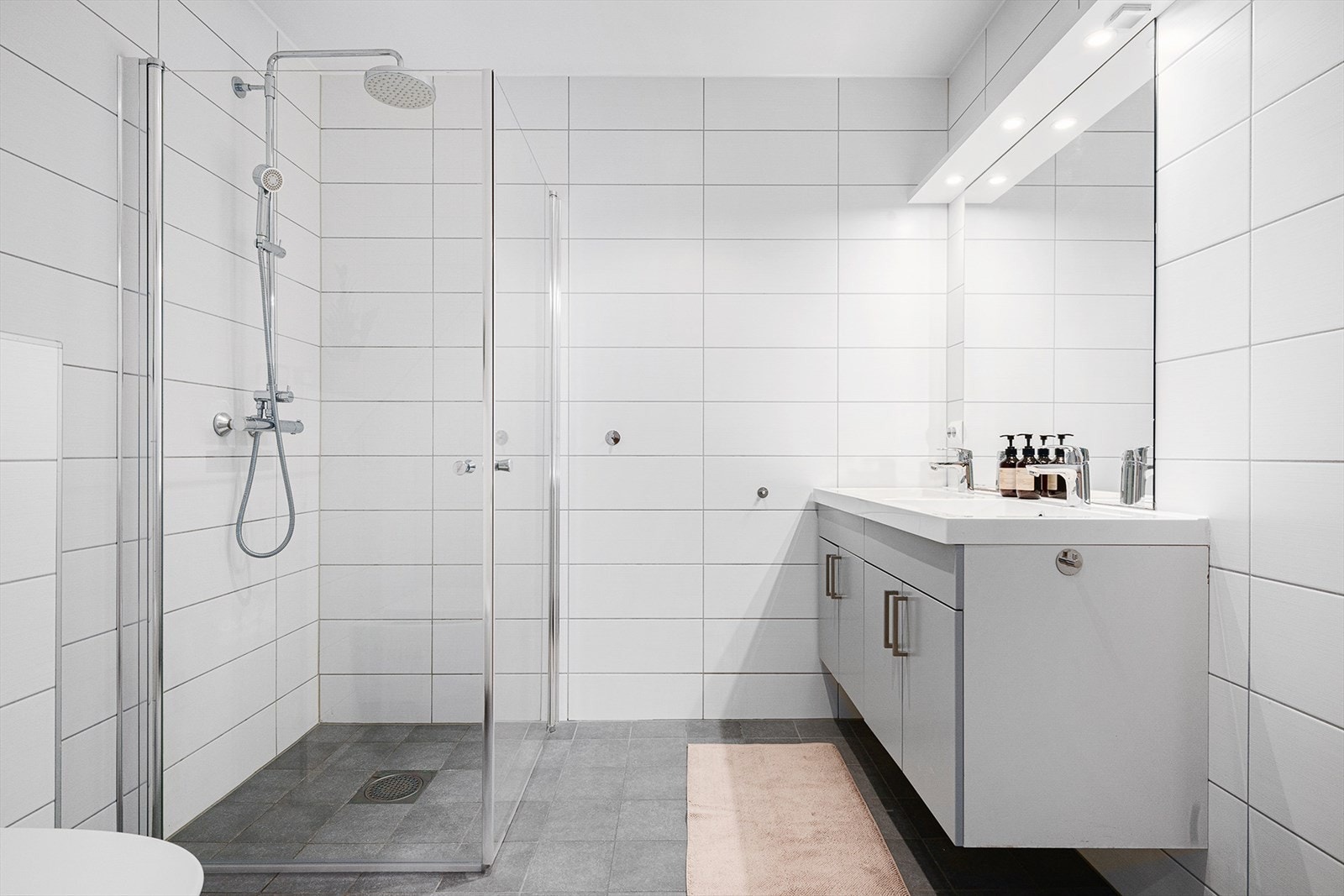 Badet er fra byggeåret og har flislagte overflater som gir et tidløst og praktisk uttrykk. Galleribilde