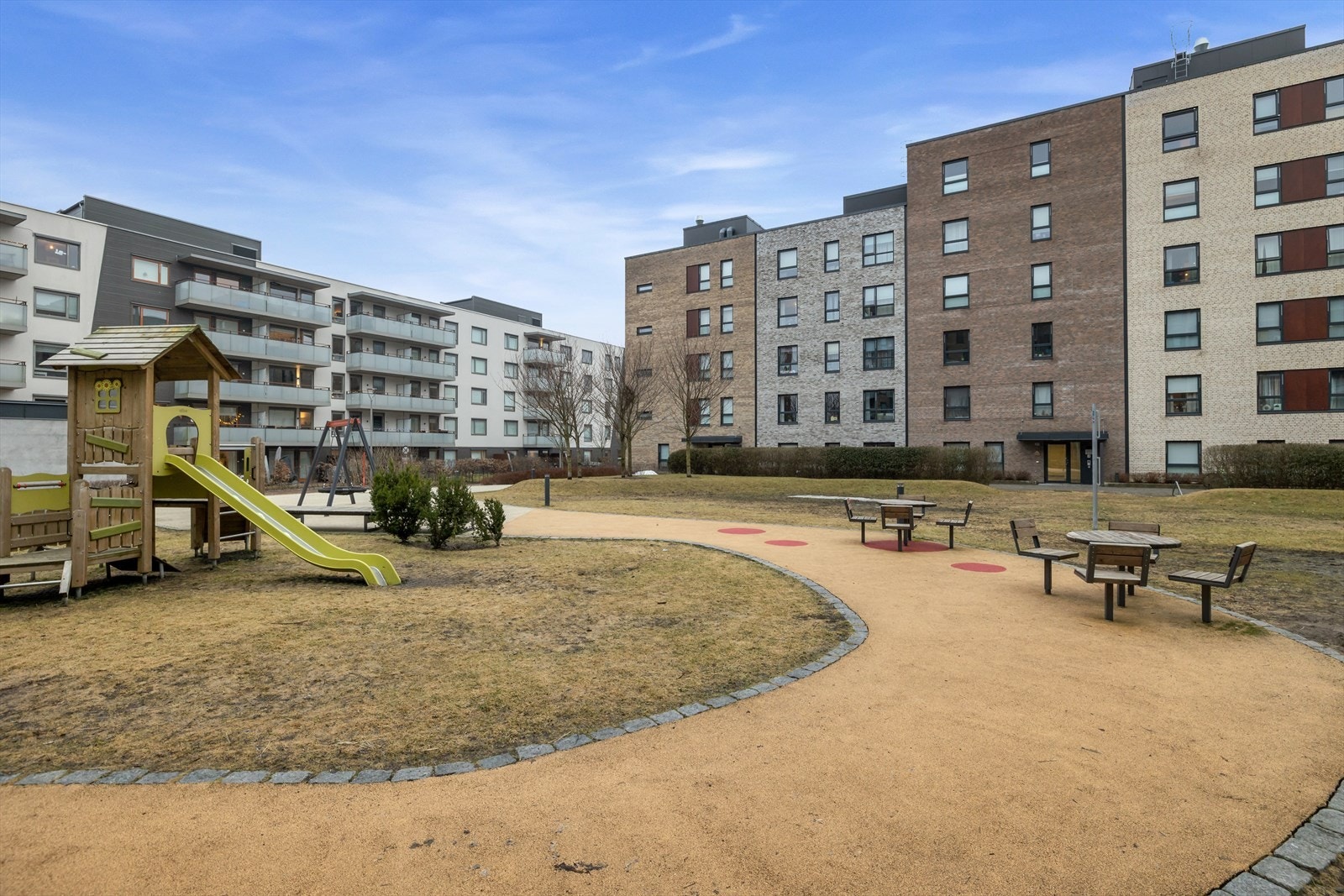 Det monteres også opp volleyballnett på gressplenen hver sommer. Galleribilde