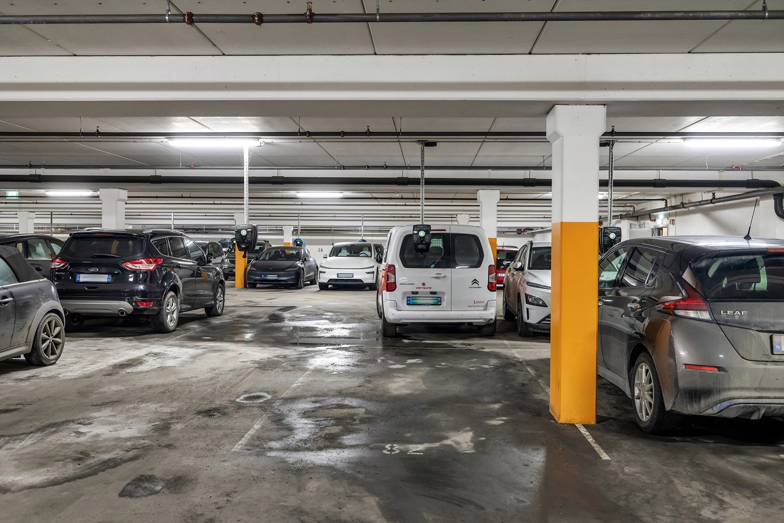 Det medfølger parkeringsplass med el-billader i garasjeanlegg. Galleribilde