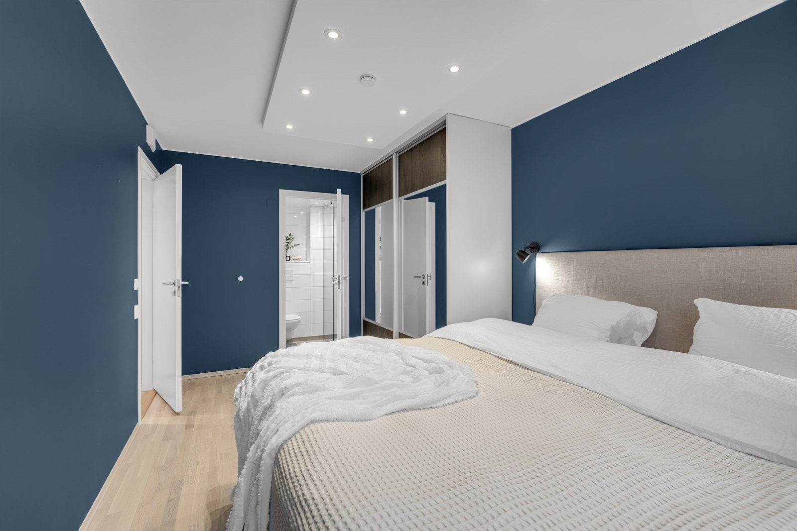 I tillegg er det plassbygd garderobeskap med skyvedører og speil, og en suite bad. Galleribilde