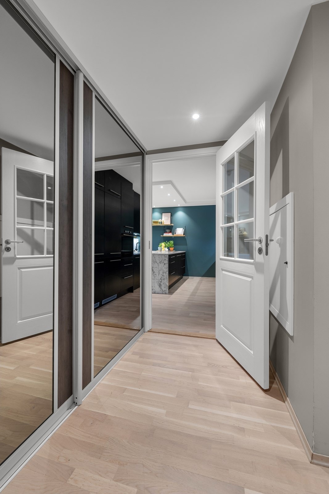 Plassbygget skyvedørsgarderobe med speil - praktisk og plassbesparende. Galleribilde