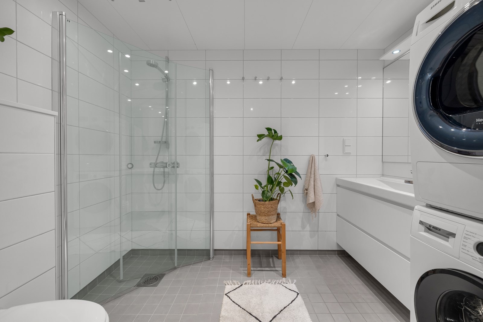 Bad nr. 1 fra 2018 er stort og stilrent med fliser på vegger og gulv, og downlights i himling. Galleribilde