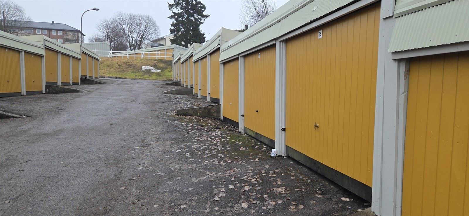 Det medfølger en garasjeplass med elbillader merket nr. 65 i Nordalsveien, samt rett til én utendørs parkeringsplass i borettslaget. Galleribilde