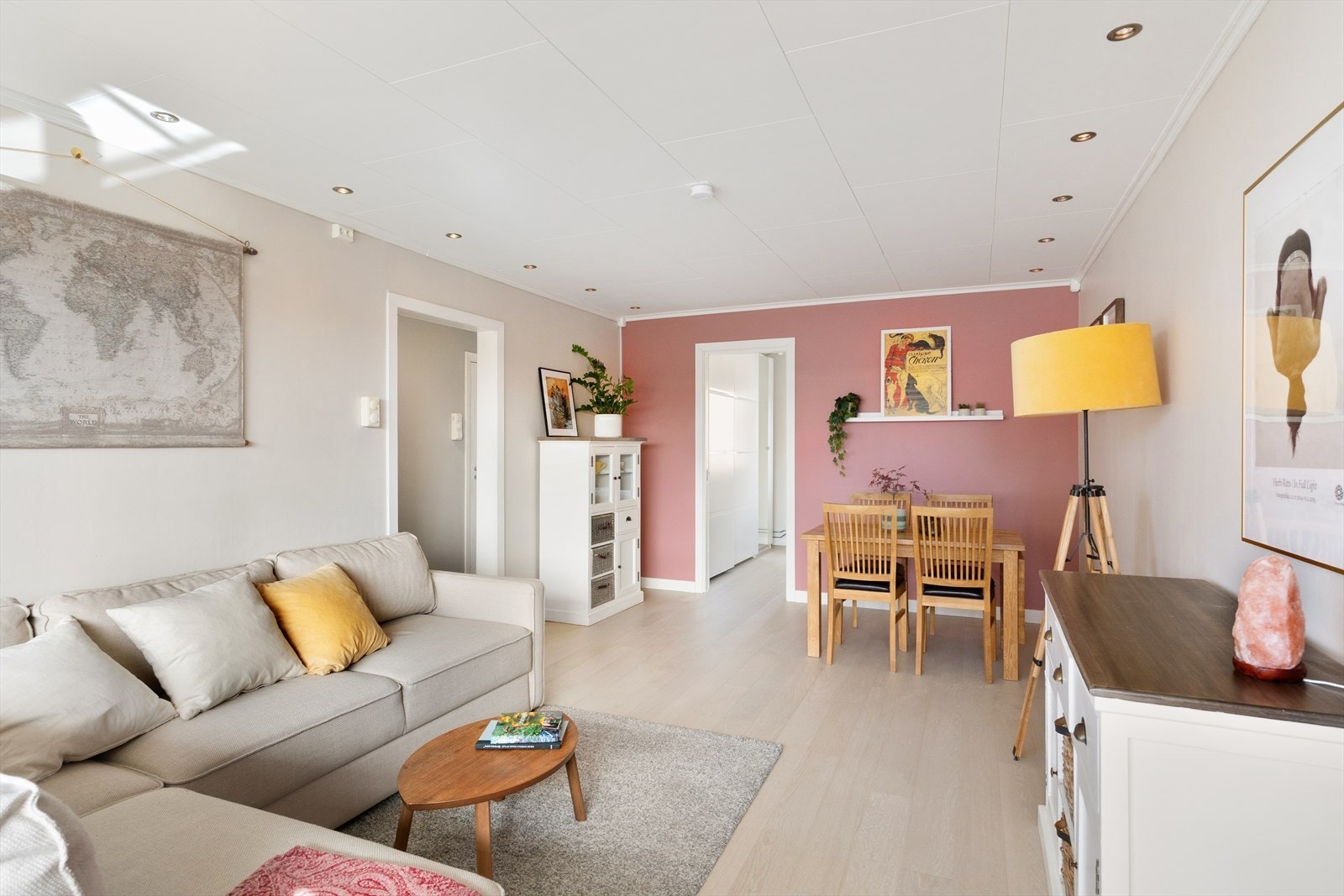 Den gode planløsningen gir fleksible møbleringsmuligheter, med plass til både sofagruppe, TV-møblement og spisebord med tilhørende stoler. Galleribilde