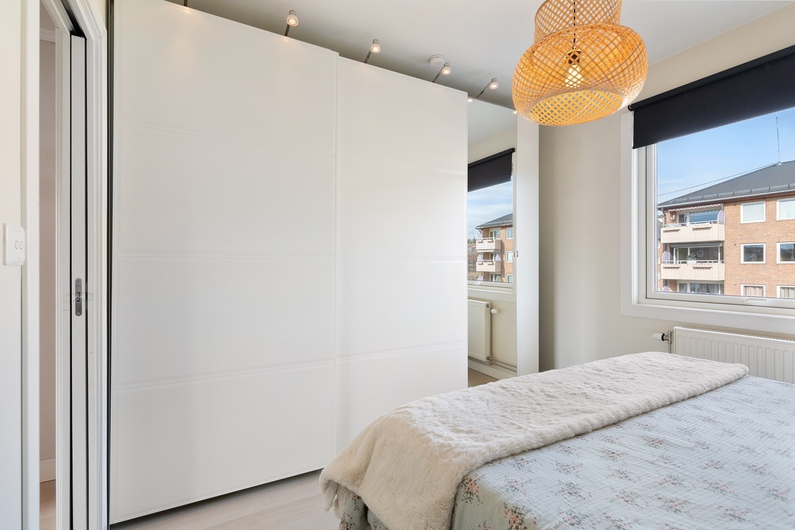 Rommet har også rikelig med oppbevaringsplass i en romslig skyvedørsgarderobe. Galleribilde
