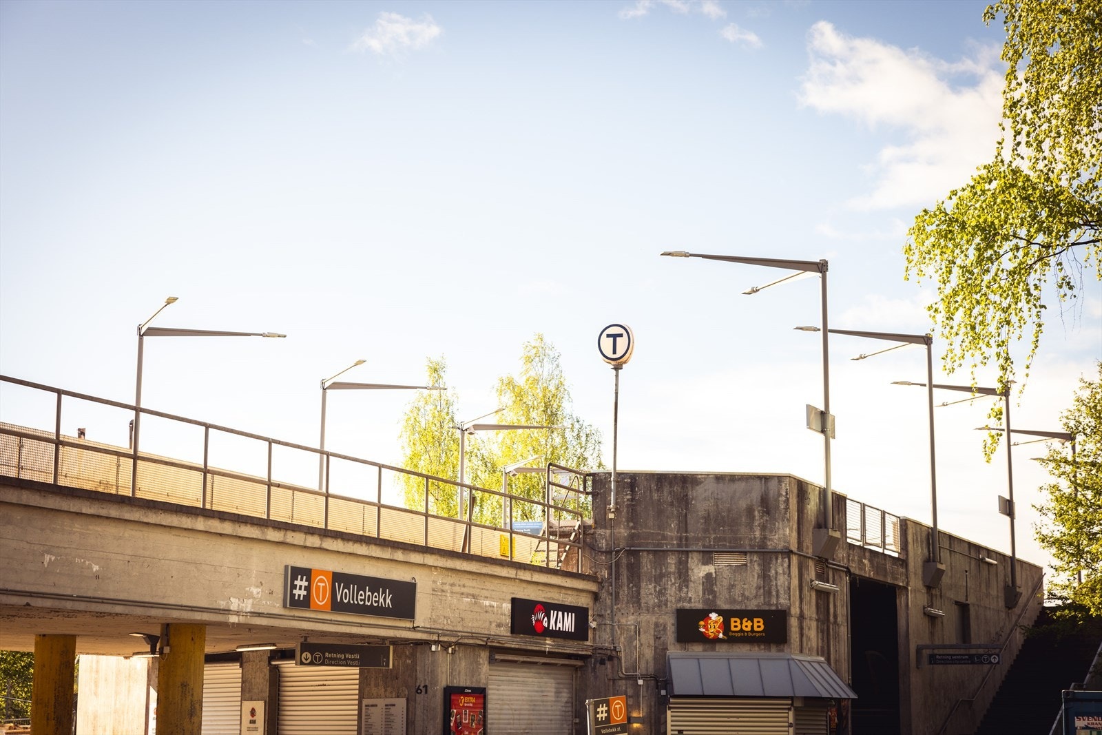 Vollebekk T-banestasjon ligger kun 6-8 minutters gange fra leiligheten og betjenes av linje 4 og 5, som gir rask og enkel forbindelse til sentrum og øvrige deler av byen. Galleribilde