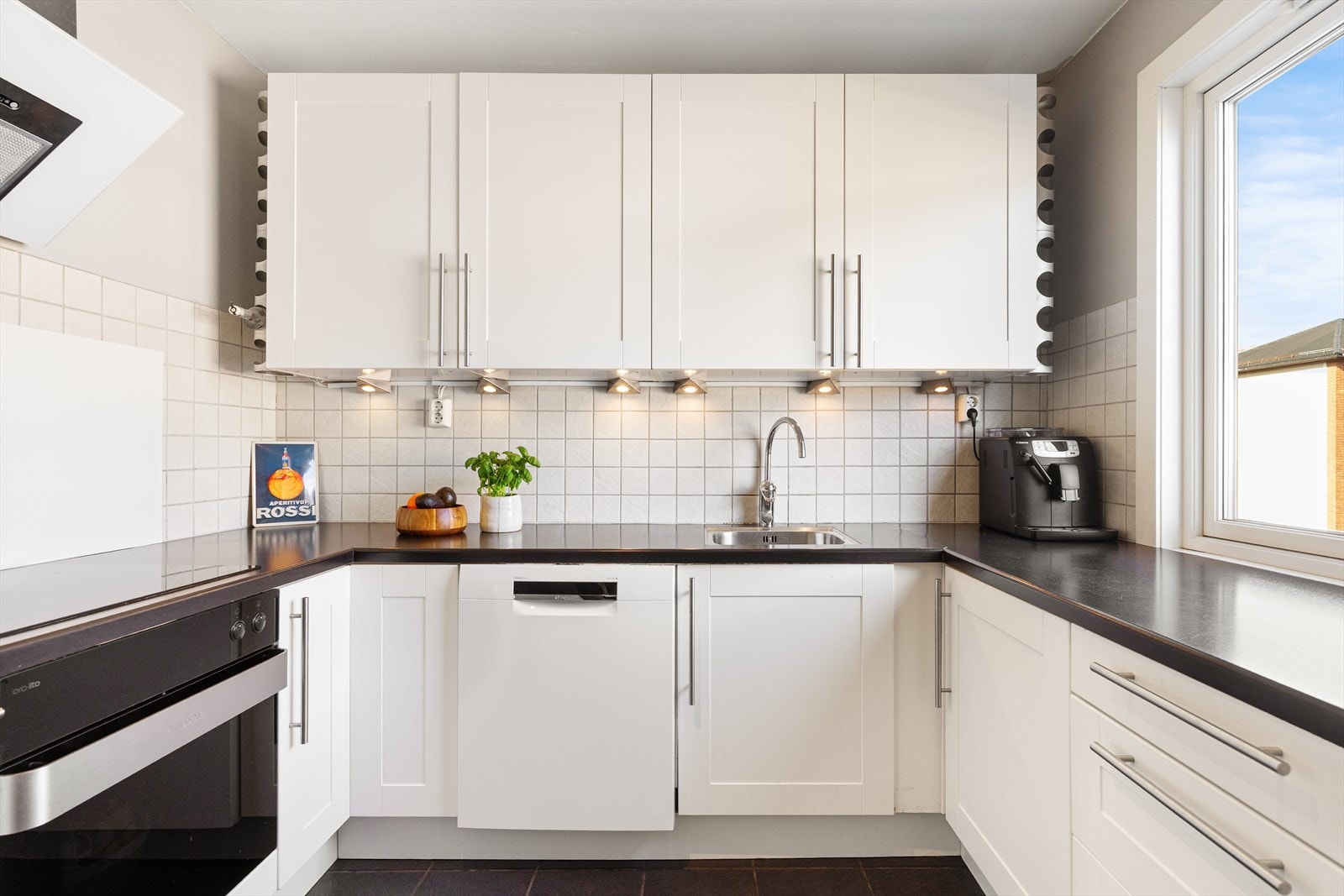 Kjøkkenet har profilerte fronter, kombinert med en slitesterk laminat benkeplate. Galleribilde