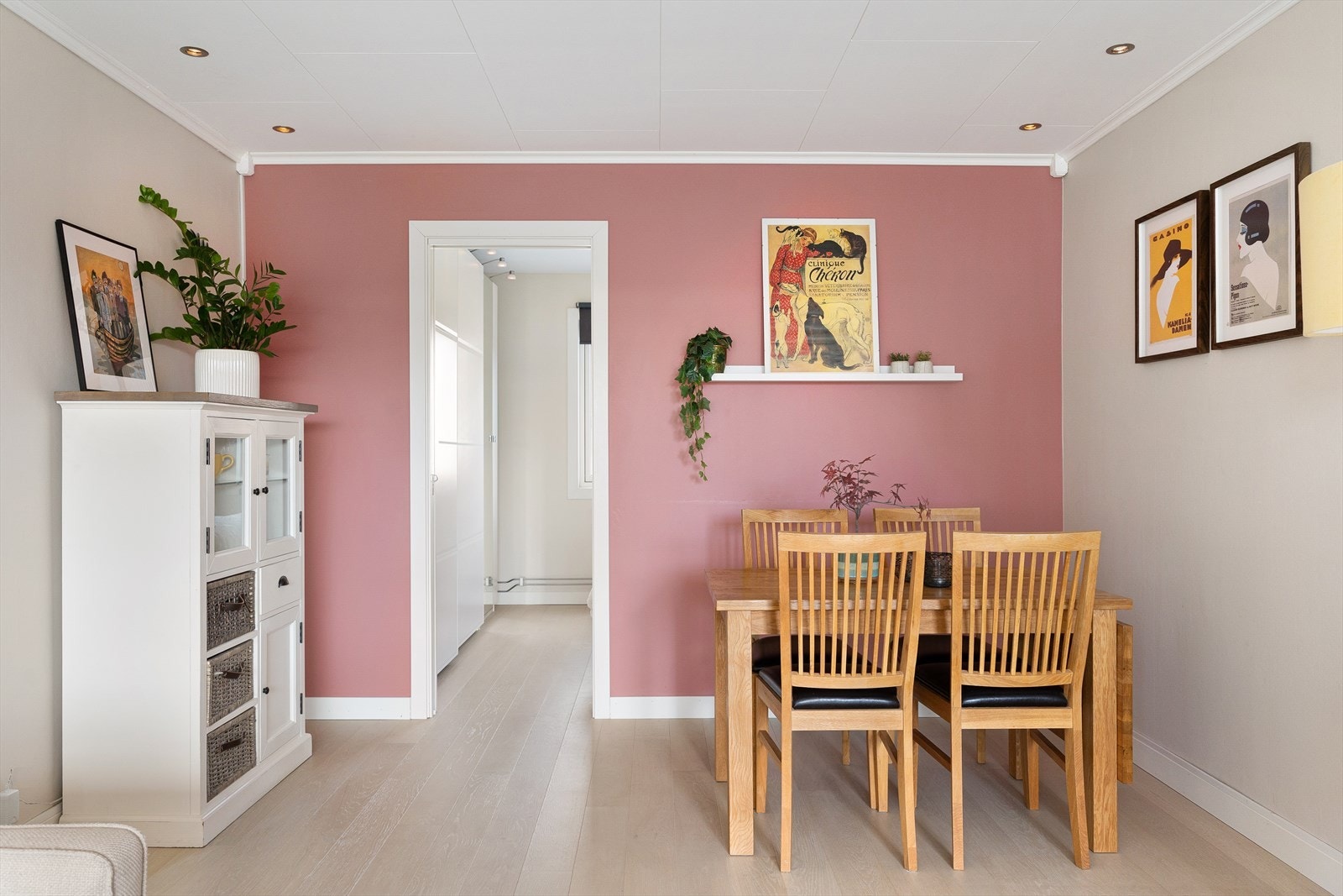 I stuen er det også naturlig plass til et hyggelig spisebord, som gir gode rammer for både hverdagsmåltider og hyggelige sammenkomster med gjester. Galleribilde