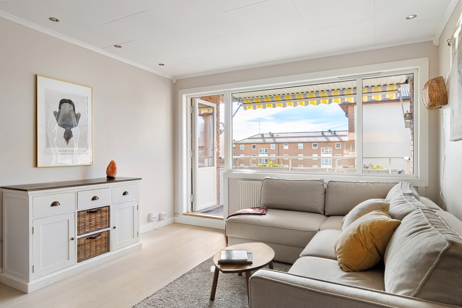 Stuen er utstyrt med downlights i himlingen, som gir et stilrent uttrykk og jevn, behagelig belysning. Galleribilde