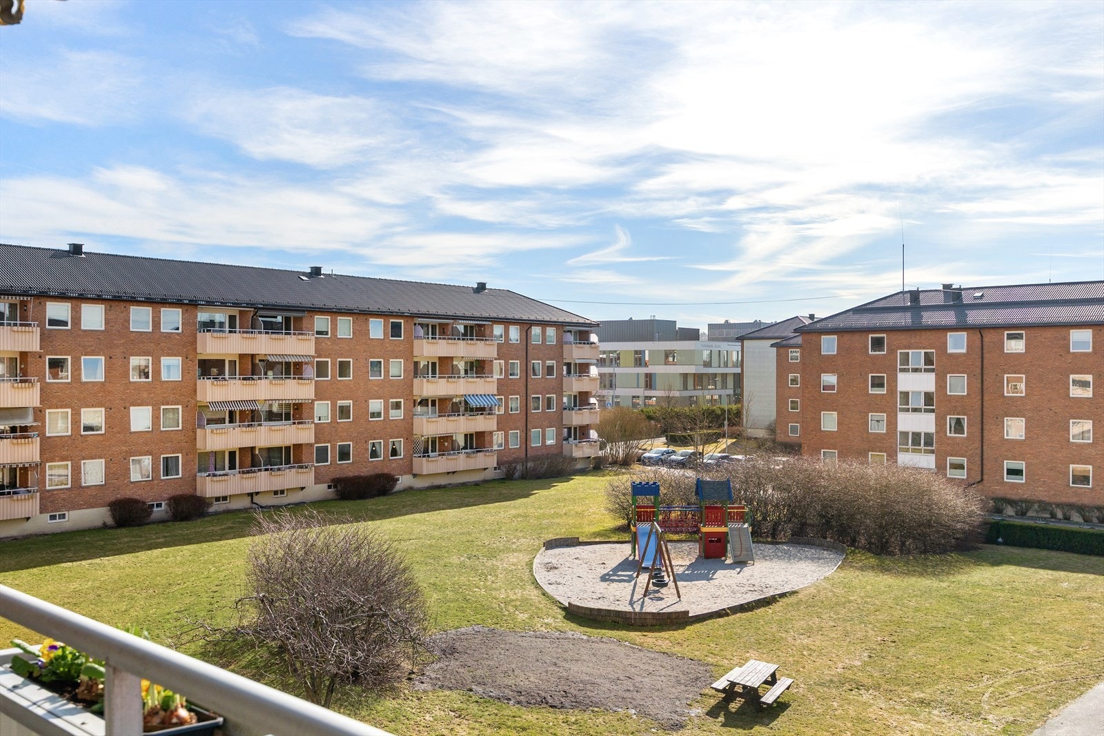 Boligen ligger i et barnevennlig område, med park rett nedenfor balkongen hvor barn kan leke fritt og enkelt følges med på fra boligen. Galleribilde